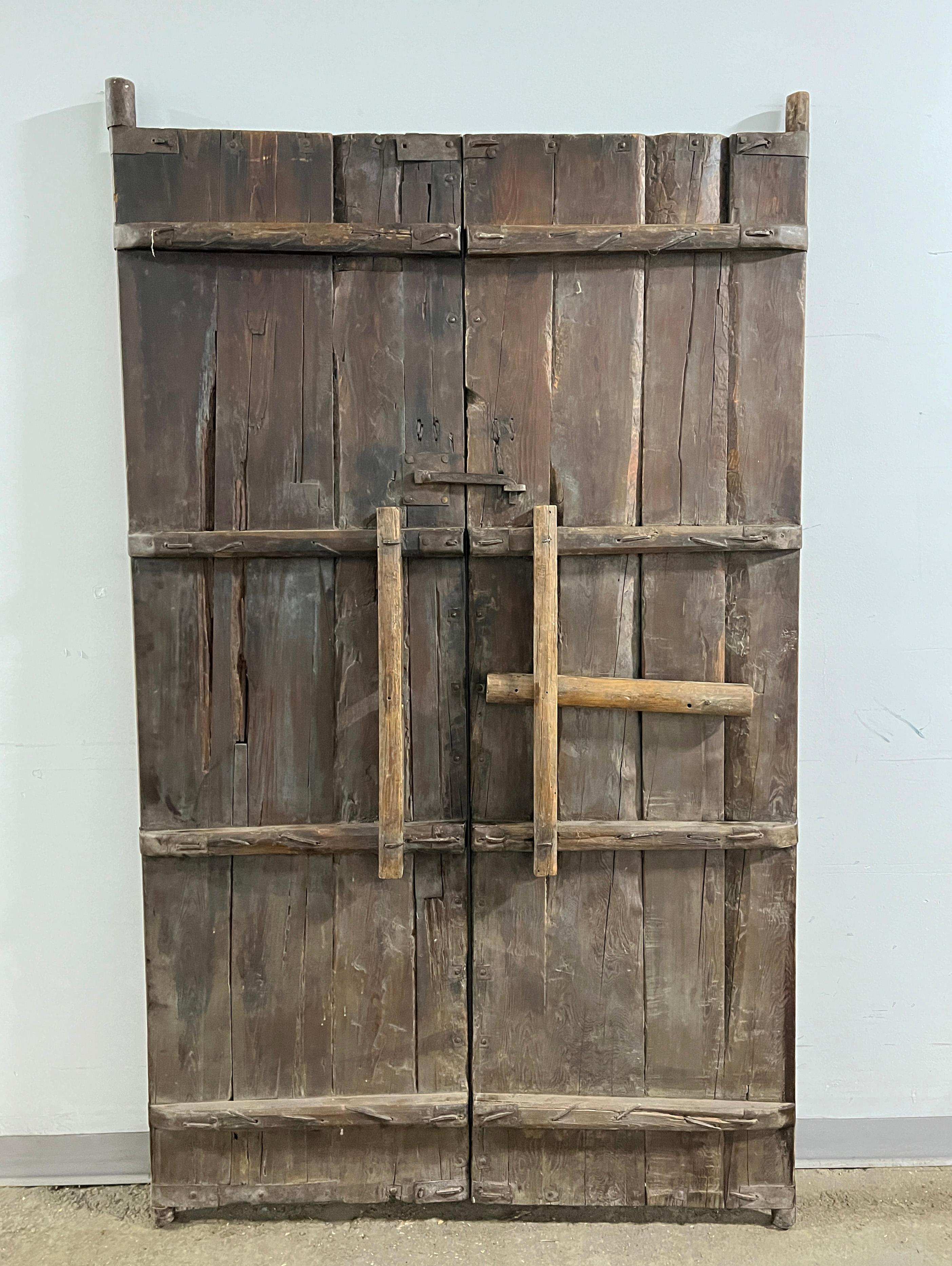 Paire de portes de cour chinoises de la dynastie Qing du 18e siècle en vente 7