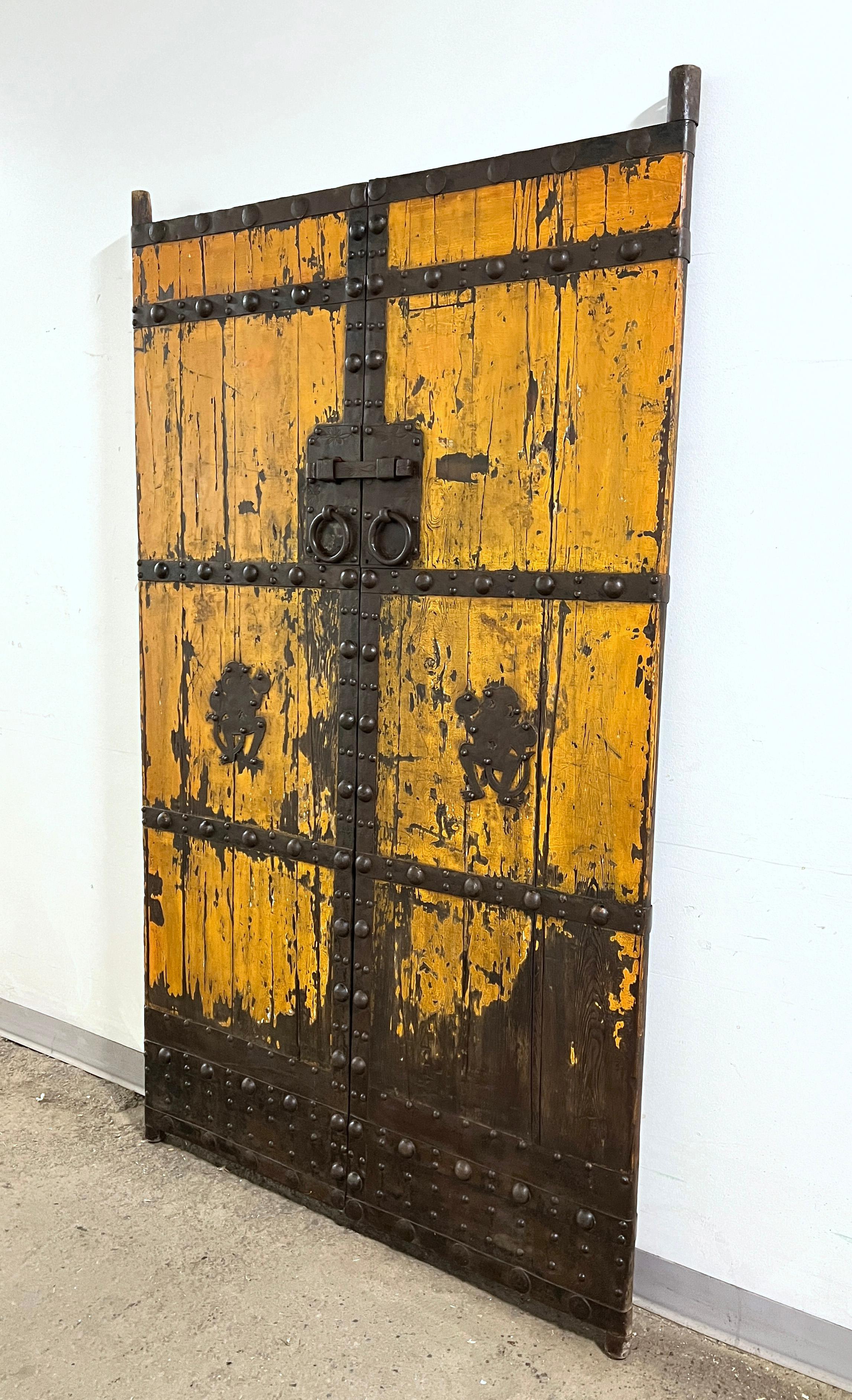 Paire de portes de cour chinoises de la fin du XVIIIe siècle de la dynastie Qing en fer forgé à la main et en bois d'orme peint (yumu) . Il s'agissait autrefois de l'entrée principale d'un Siheyuan, une habitation rectangulaire d'une seule famille