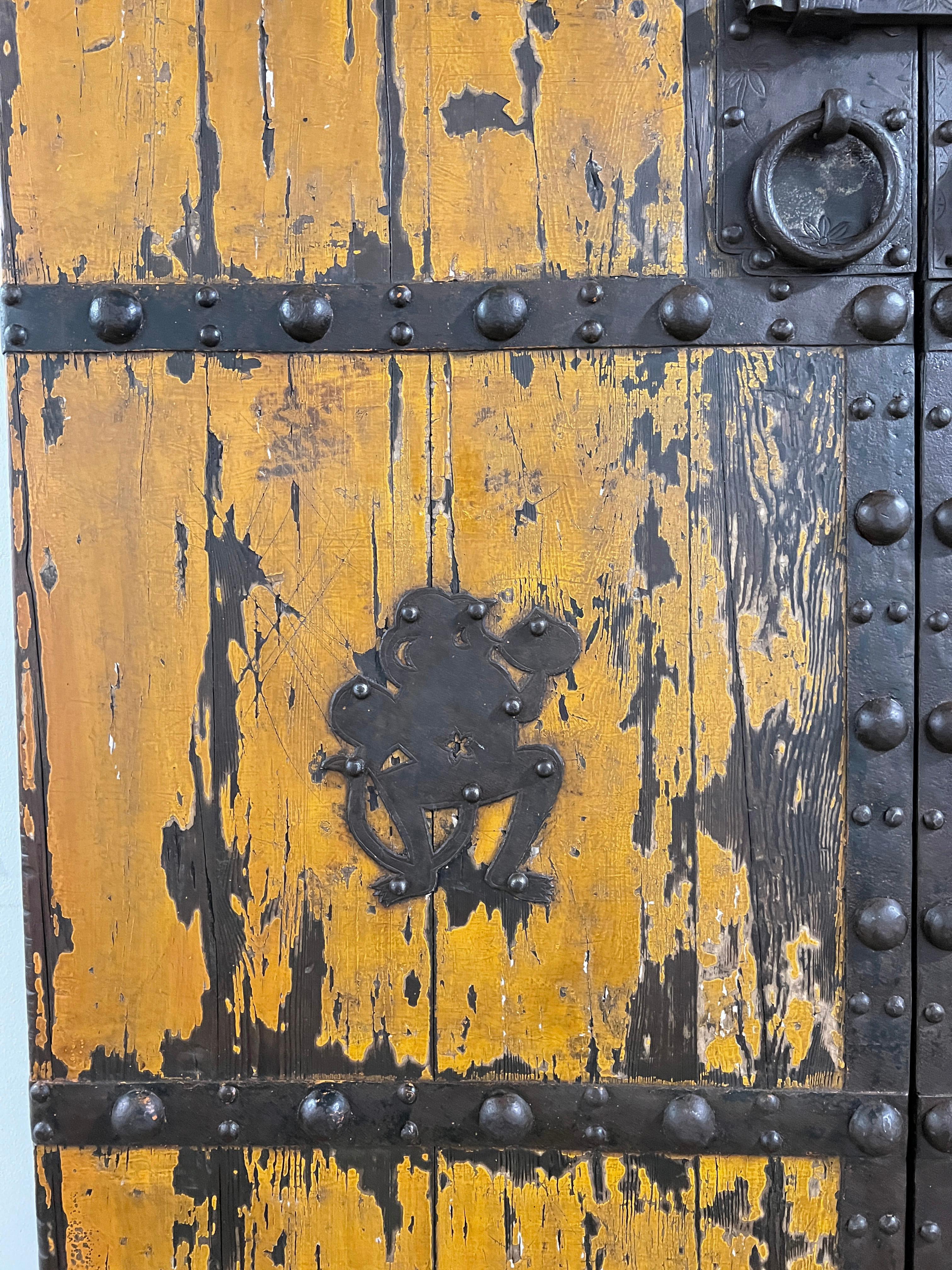 Paire de portes de cour chinoises de la dynastie Qing du 18e siècle Bon état - En vente à Peabody, MA