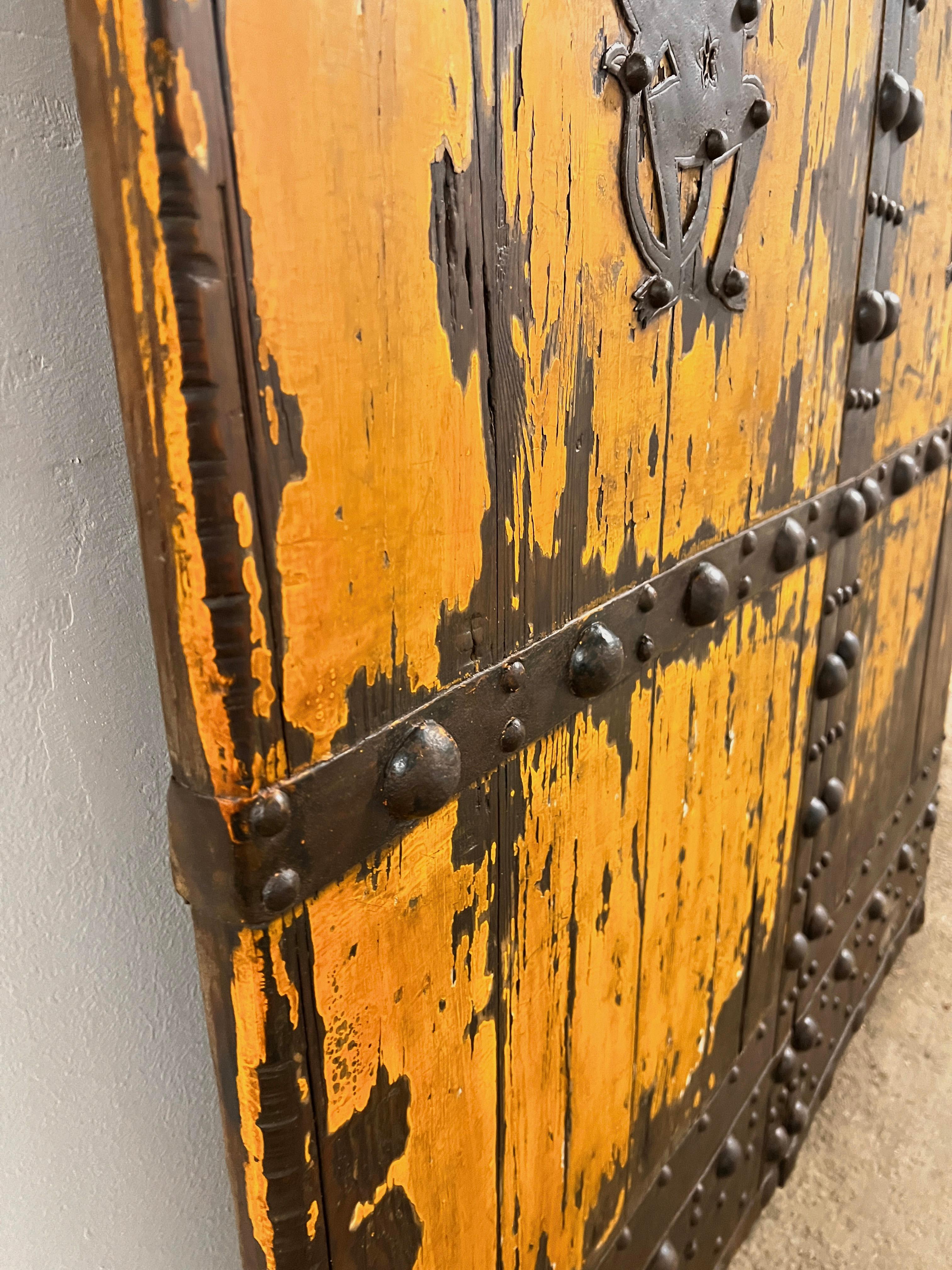 Paire de portes de cour chinoises de la dynastie Qing du 18e siècle en vente 1