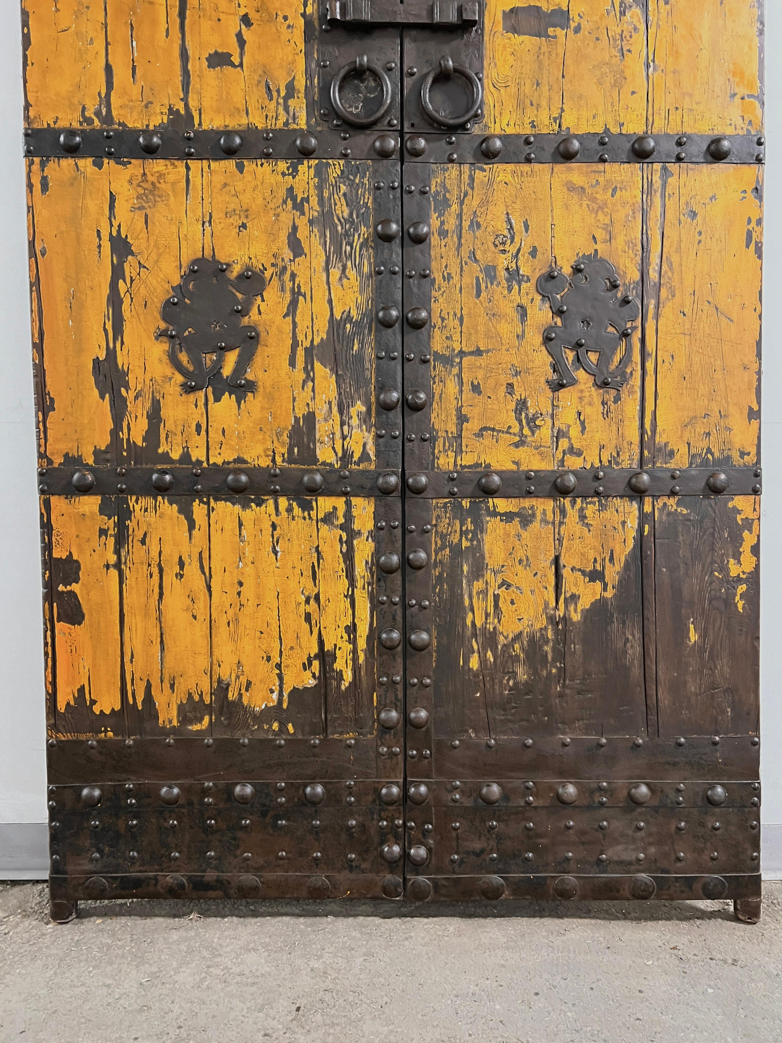 Paire de portes de cour chinoises de la dynastie Qing du 18e siècle en vente 2