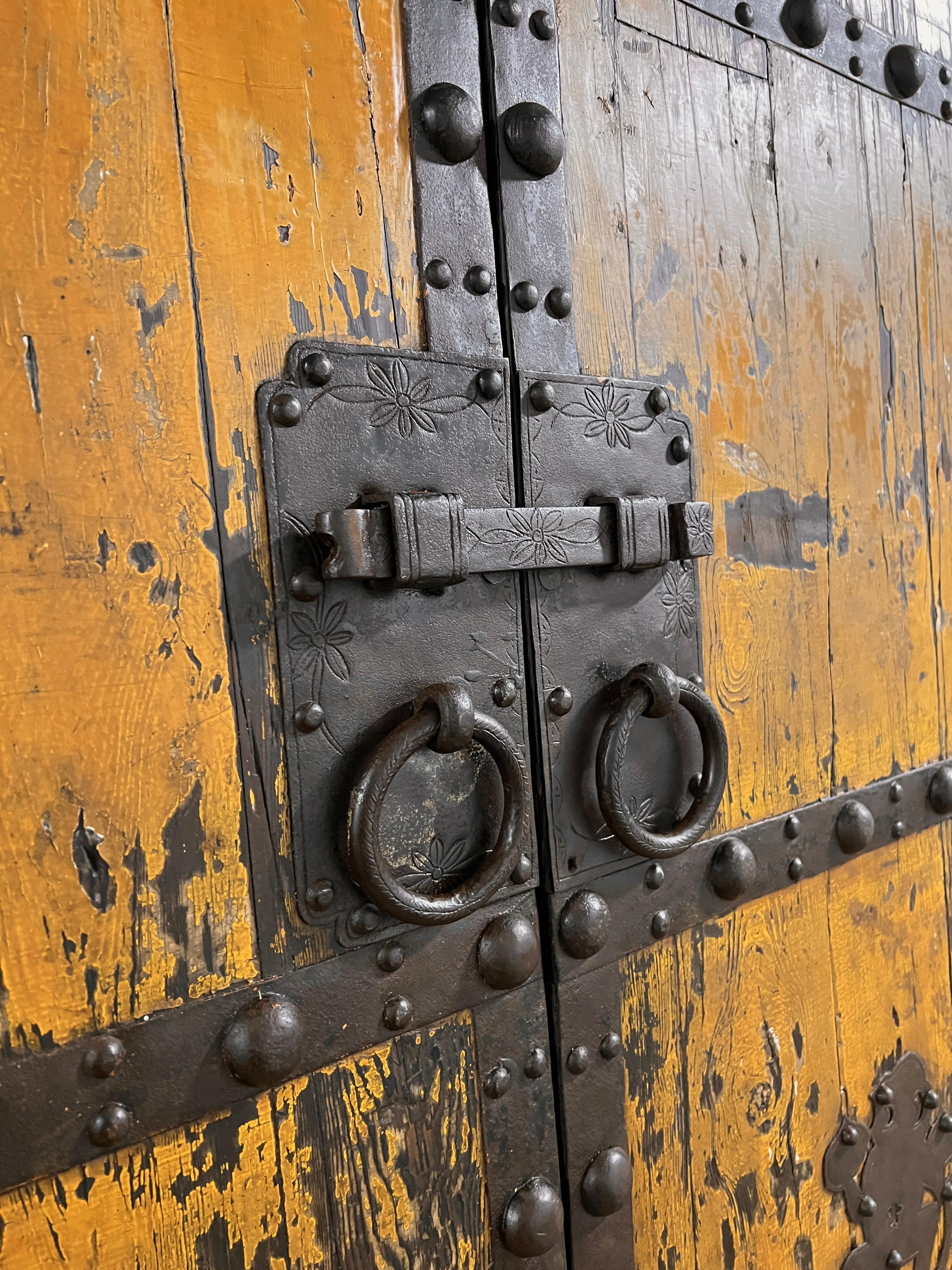 Paire de portes de cour chinoises de la dynastie Qing du 18e siècle en vente 3