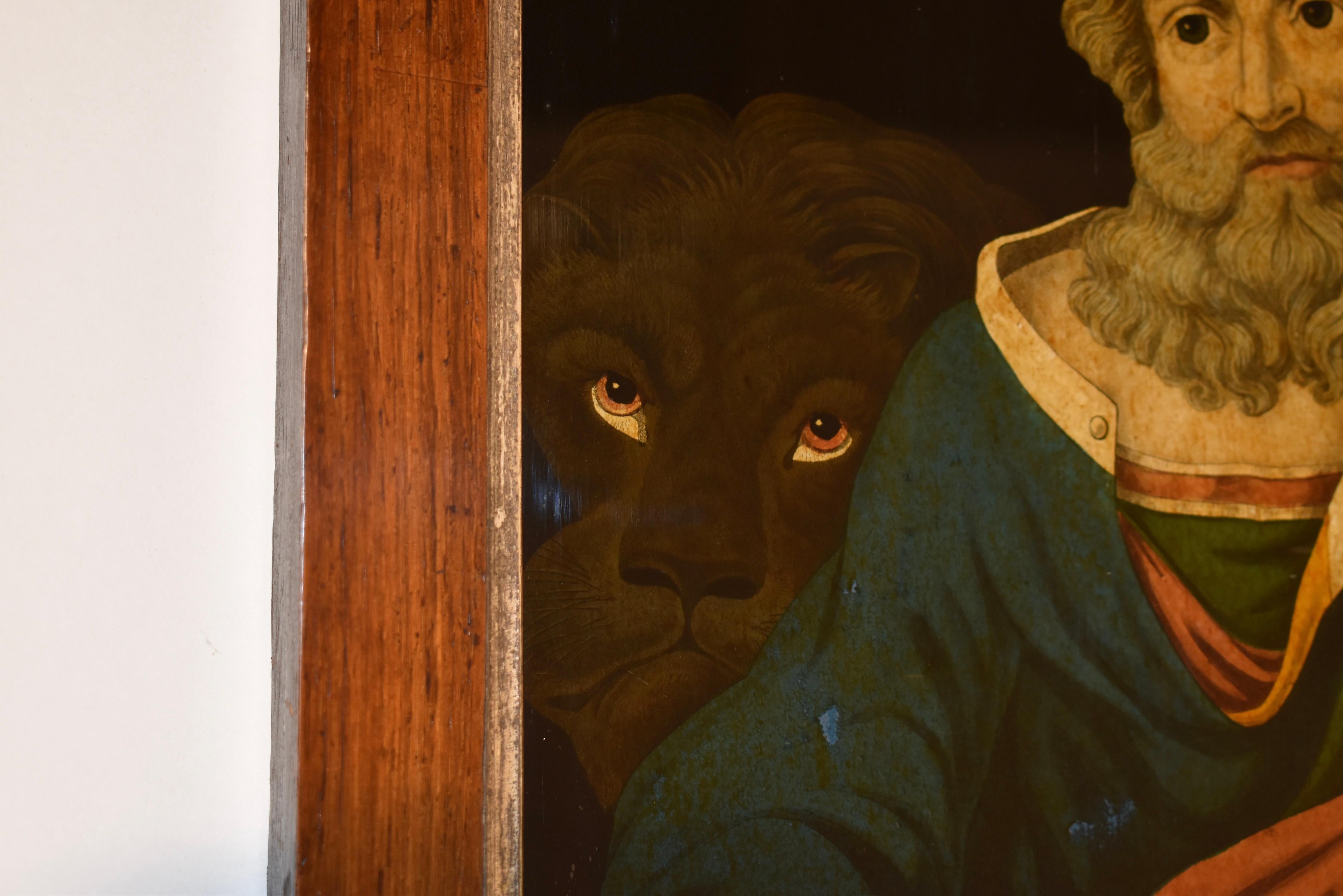 Zwei außergewöhnliche Hinterglasbilder der Heiligen Markus und Johannes.  Markus hat einen Löwen hinter sich und Johannes eine Krähe zu seiner Rechten, die eine Feder hält.  Hinterglasbilder sind selten in gutem Zustand zu finden, da viele von ihnen