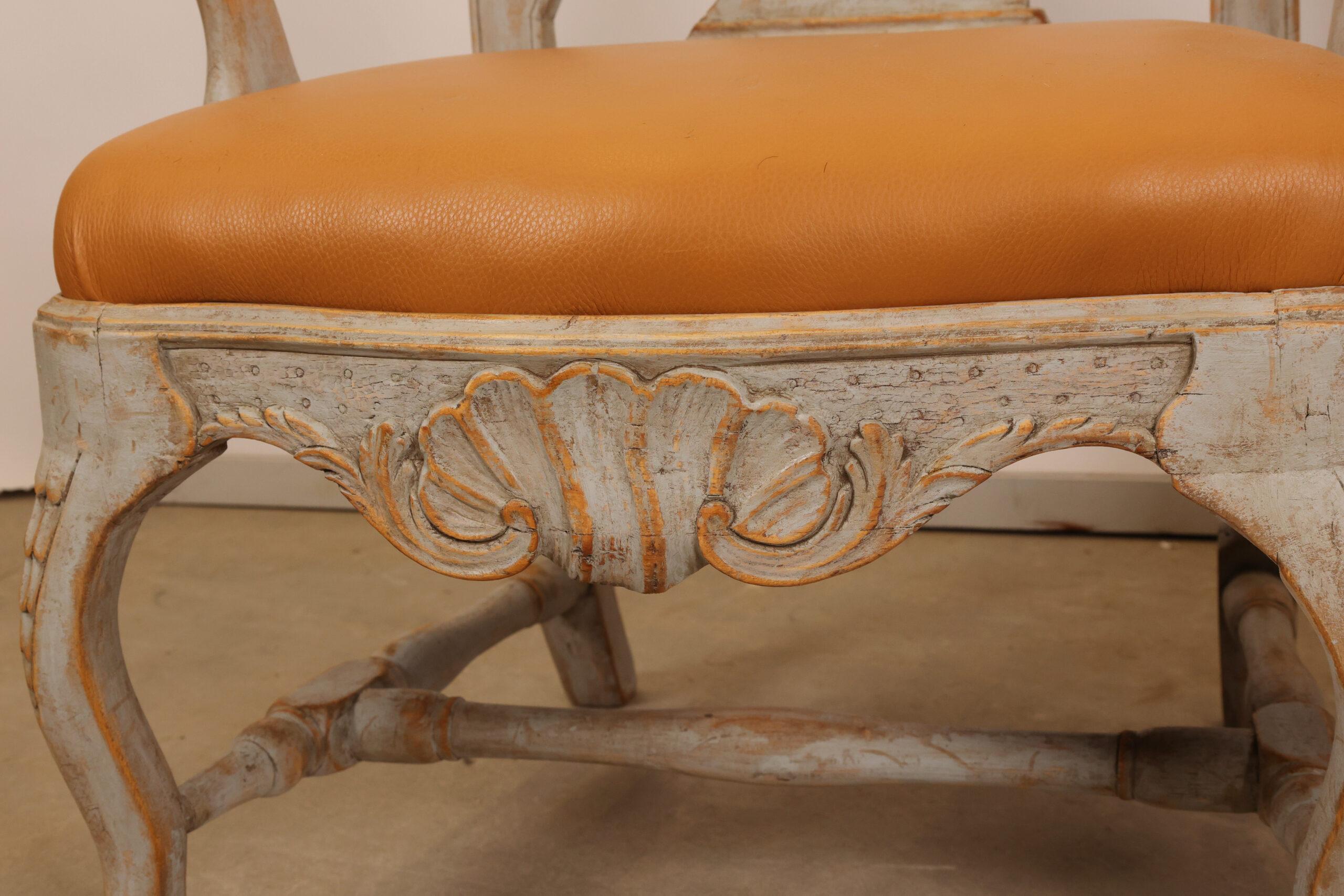 Una coppia di poltrone rococò di alta qualità, realizzate a Stoccolma (Svezia) negli anni '60 del XVII secolo. Le sedie presentano eleganti intagli a forma di rocailles sulla sponda superiore e sul grembiule. Il colore è una finitura originale