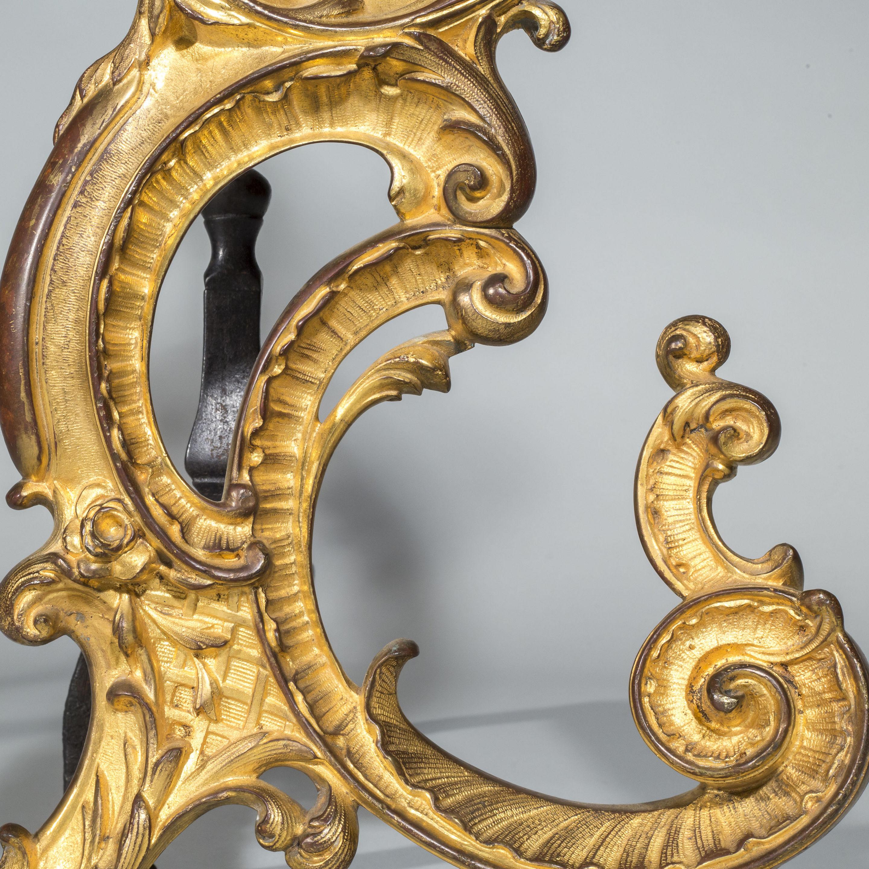 Ein außergewöhnliches Paar vergoldeter Bronze-Andirons oder Feuerhunde aus dem englischen Rokoko des 18.

Die kühne Form dieser Andirons geht auf Entwürfe von Thomas Johnson (1714-1778) zurück, einem der Londoner Pioniere des 