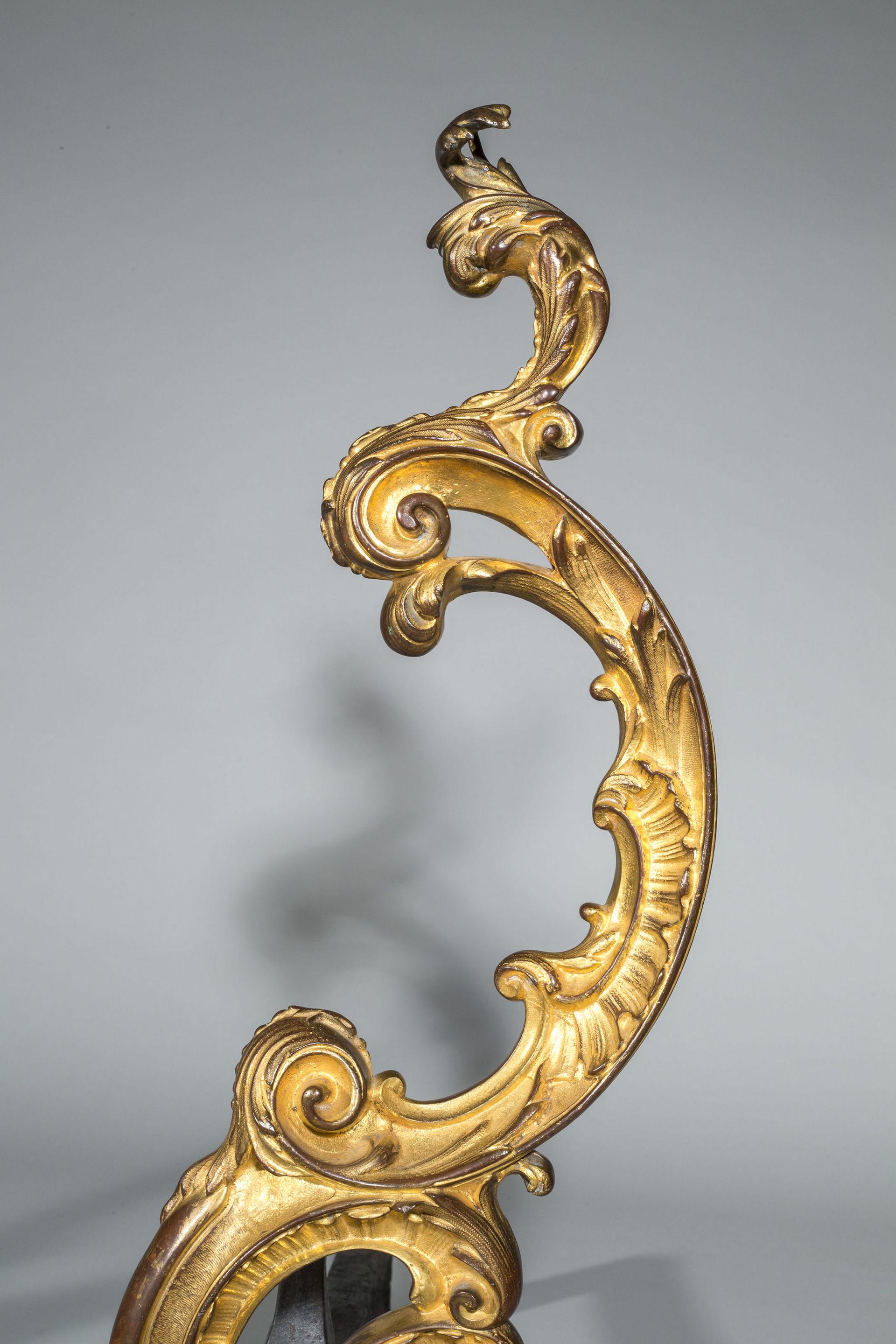 Paar Rokoko-Feuerböcke aus vergoldeter Bronze des 18. Jahrhunderts, Feuerböcke, Goldbronze-Chenets im Zustand „Gut“ im Angebot in Oxfordshire, United Kingdom