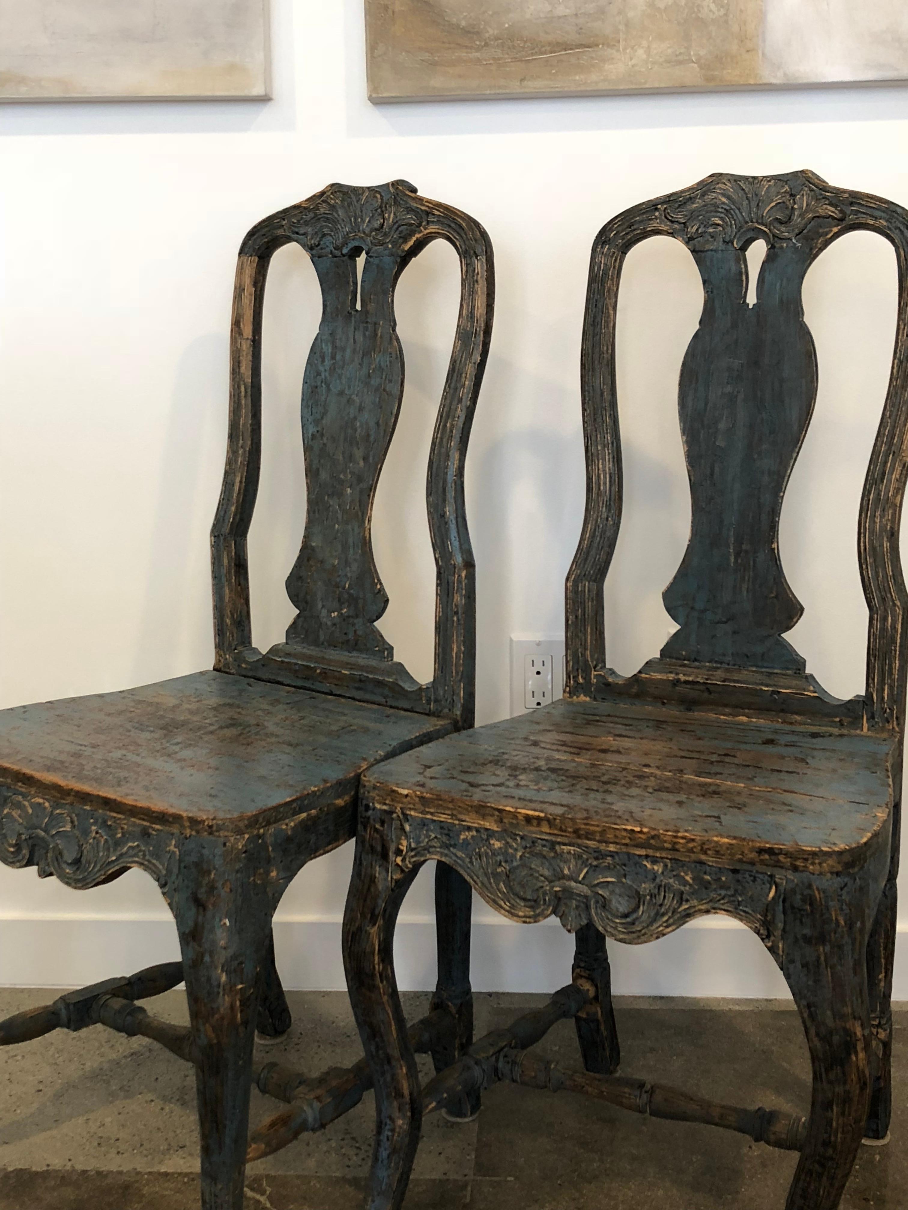  18th Century pair of Swedish Rococo Period Chairs (Geschnitzt)