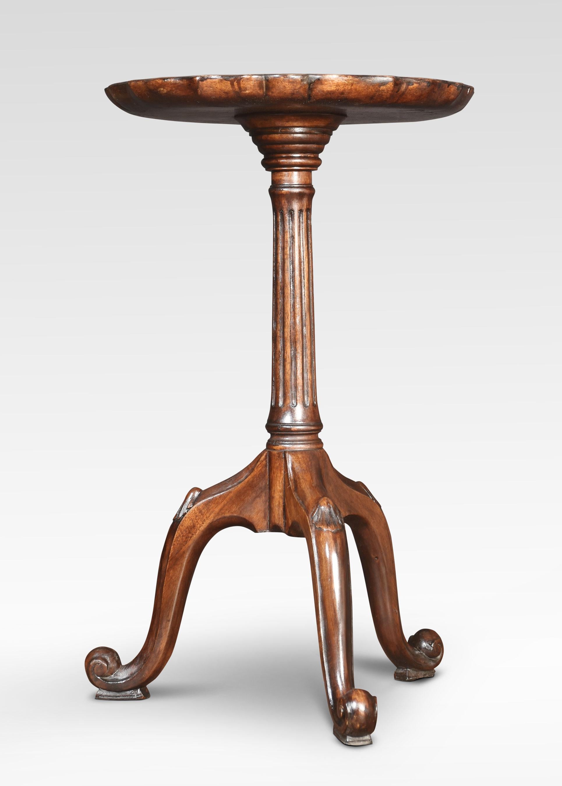 Pair of side tables the circular shell carved tops raised up on turned reeded stems supported on three down-swept supports terminating in scrolling toes.
Dimensions
Height 23.5 Inches
Width 14.5 Inches
Depth 14.5 Inches