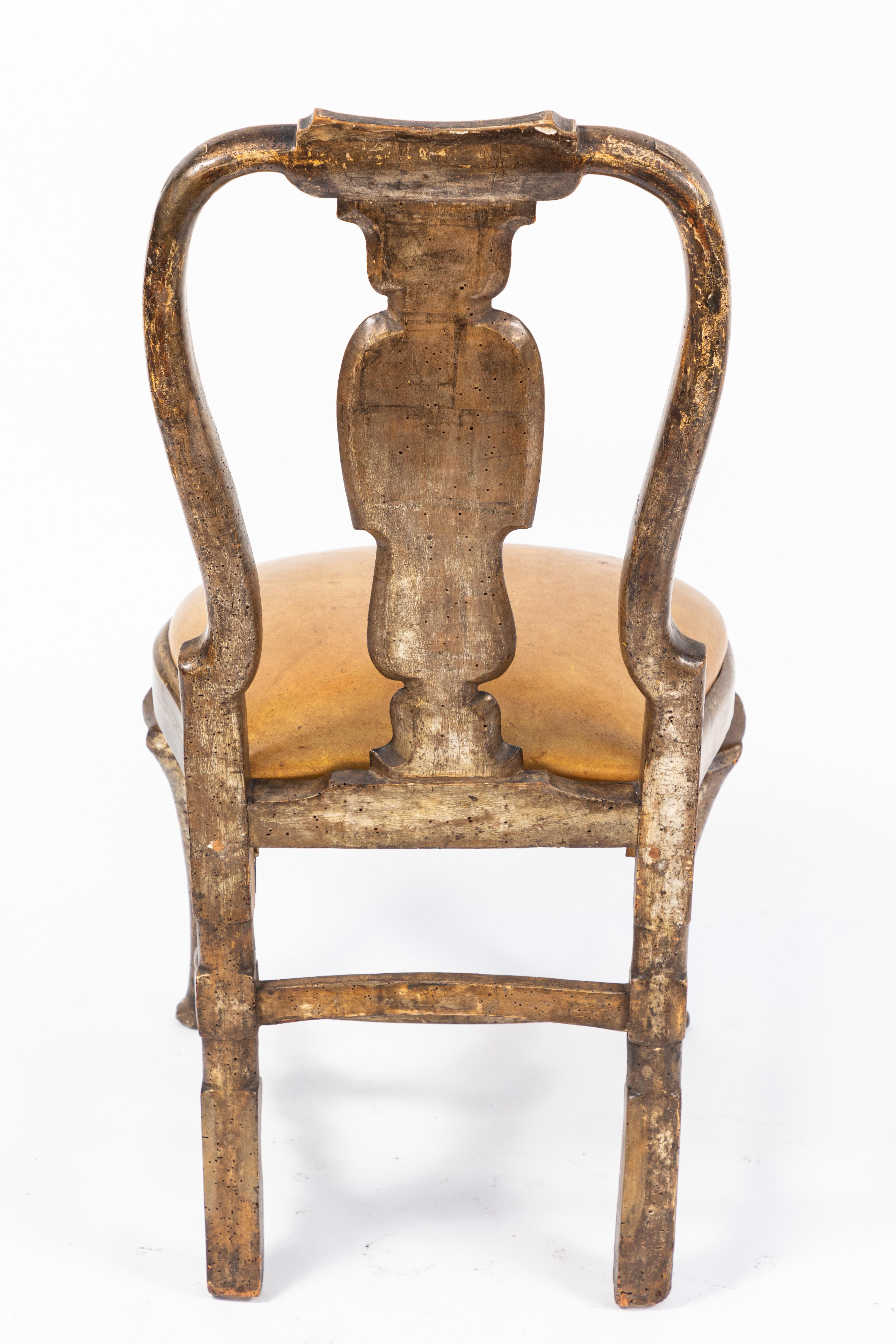 Paar venezianische Beistellstühle mit Blattsilber und bemalten Beinen aus dem 18. Jahrhundert im Zustand „Gut“ im Angebot in Los Angeles, CA