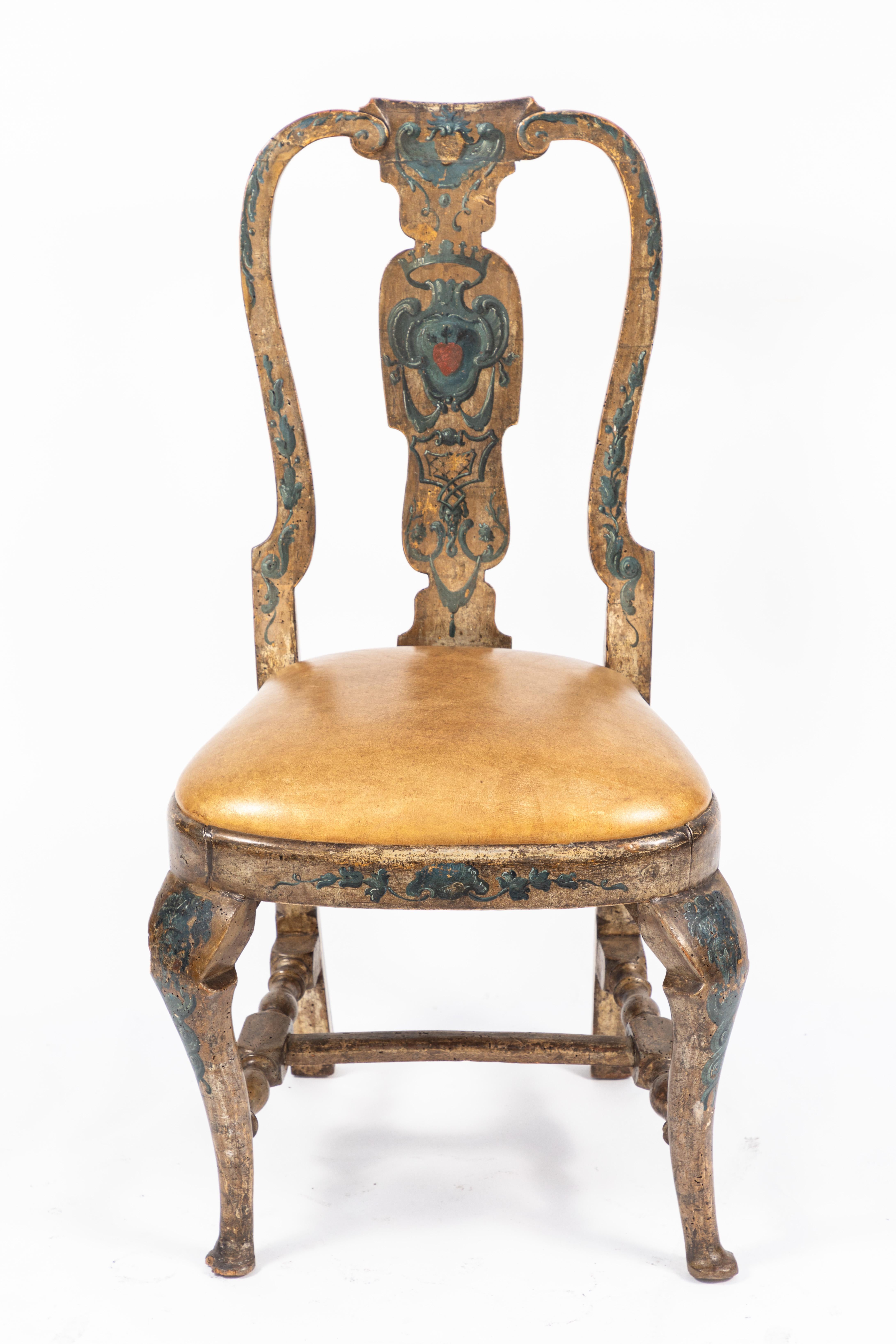 Paar venezianische Beistellstühle mit Blattsilber und bemalten Beinen aus dem 18. Jahrhundert (18. Jahrhundert und früher) im Angebot