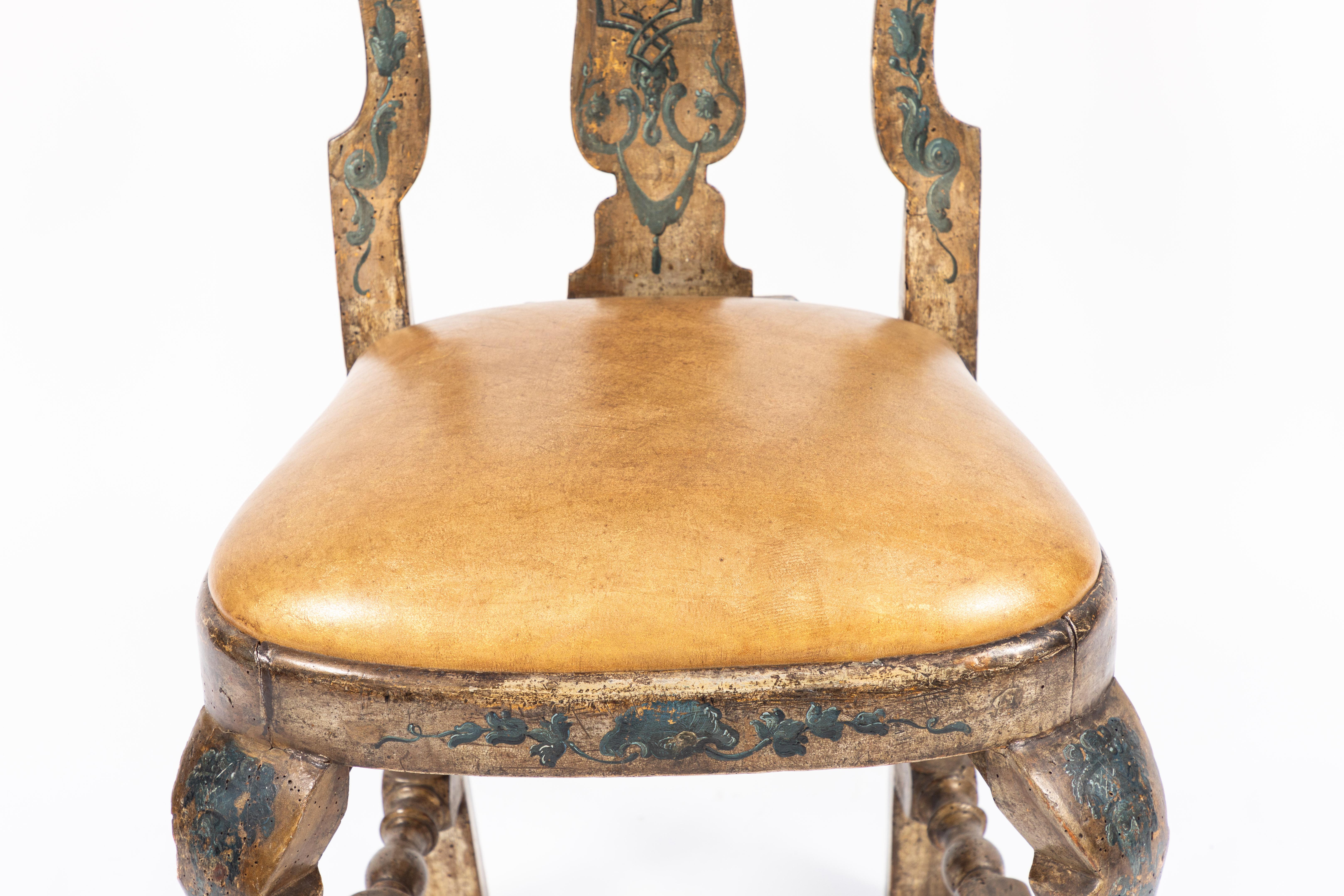 Paar venezianische Beistellstühle mit Blattsilber und bemalten Beinen aus dem 18. Jahrhundert (Leder) im Angebot