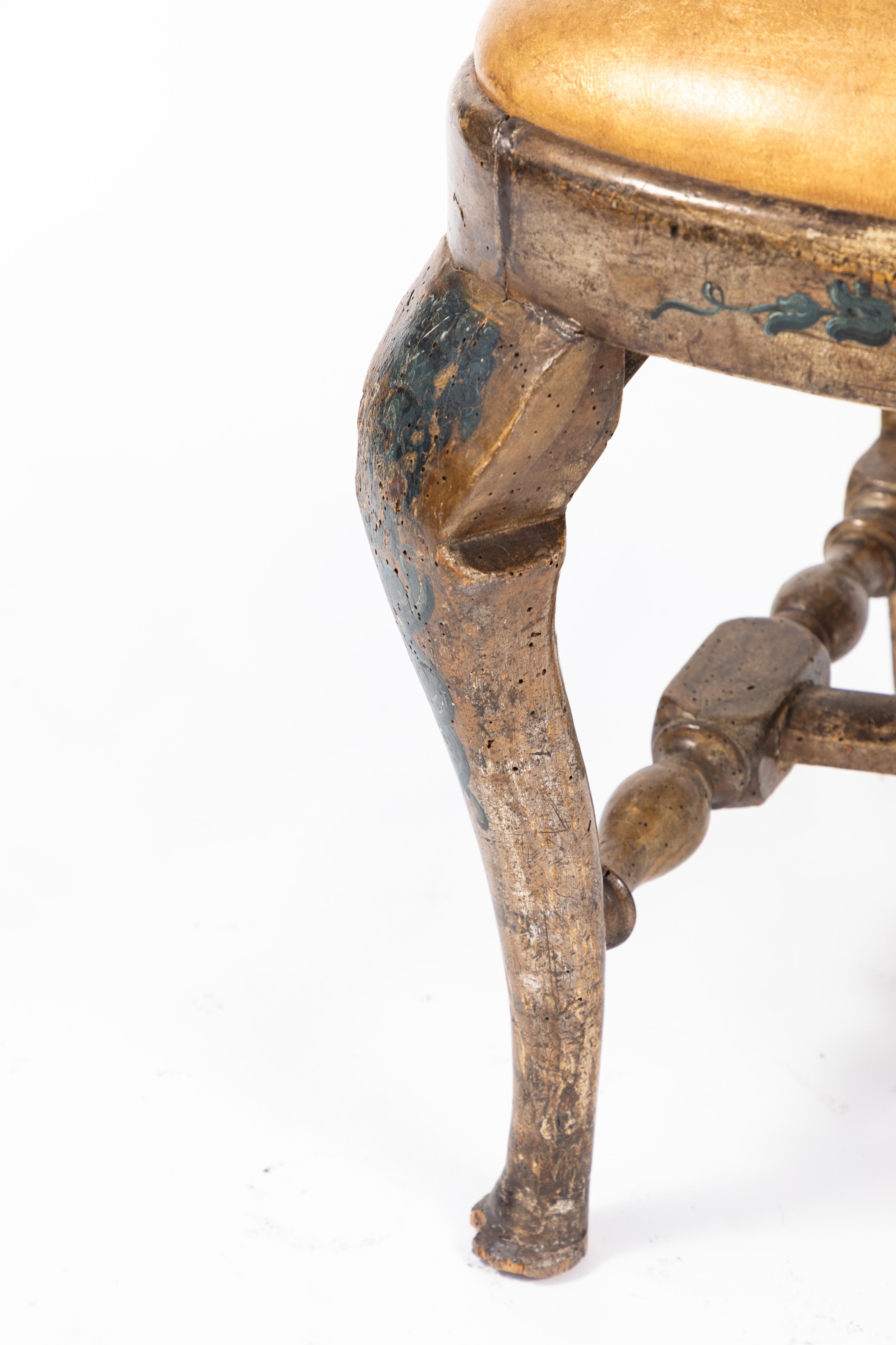 Paar venezianische Beistellstühle mit Blattsilber und bemalten Beinen aus dem 18. Jahrhundert im Angebot 1
