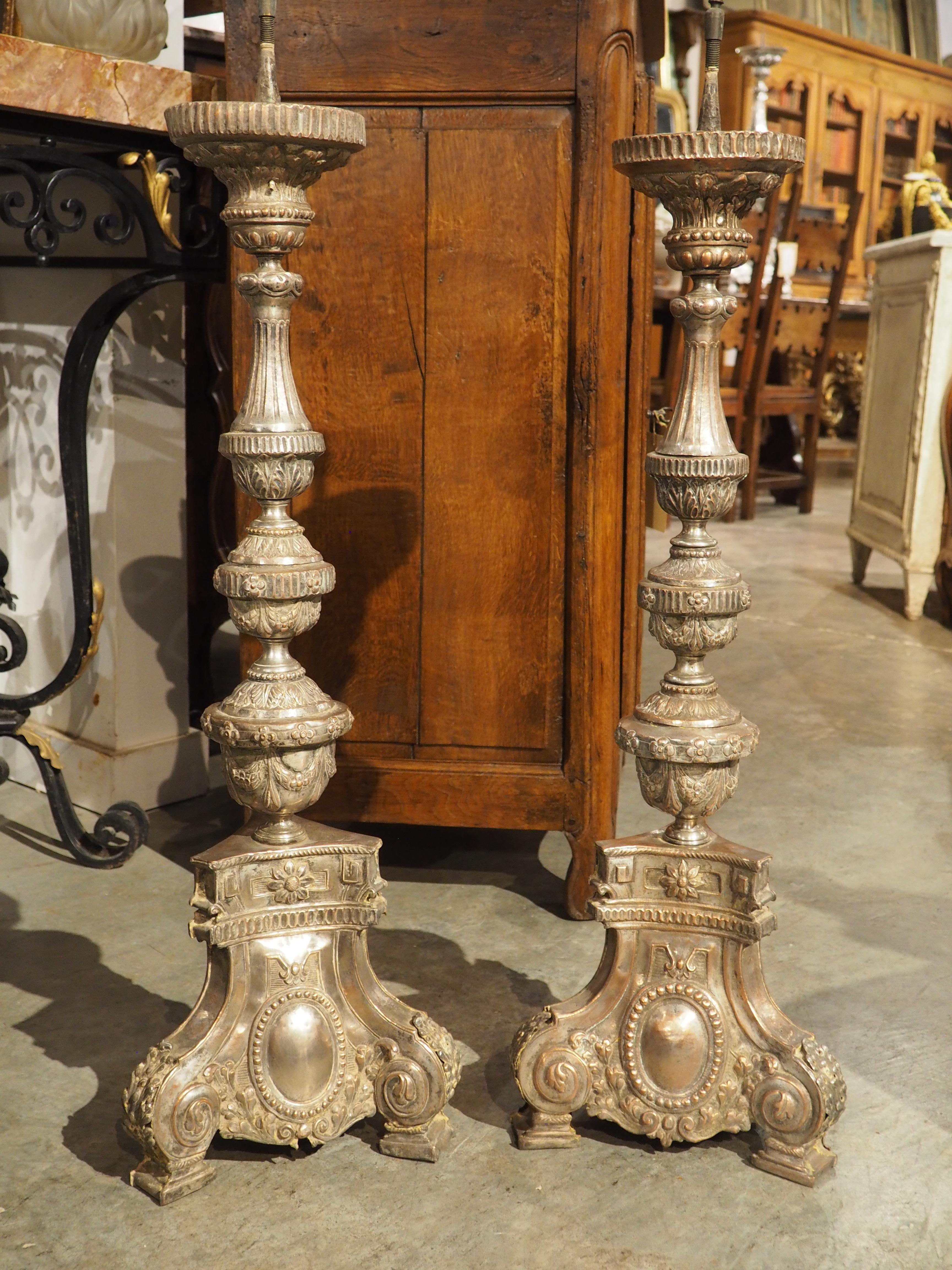 Con un'altezza di oltre un metro, questa coppia di candelieri in rame argentato è un accessorio decorativo di grande effetto. Risalenti al 1700, questi candelieri francesi presentano una patina unica dovuta alle perdite dell'argentatura, con aree