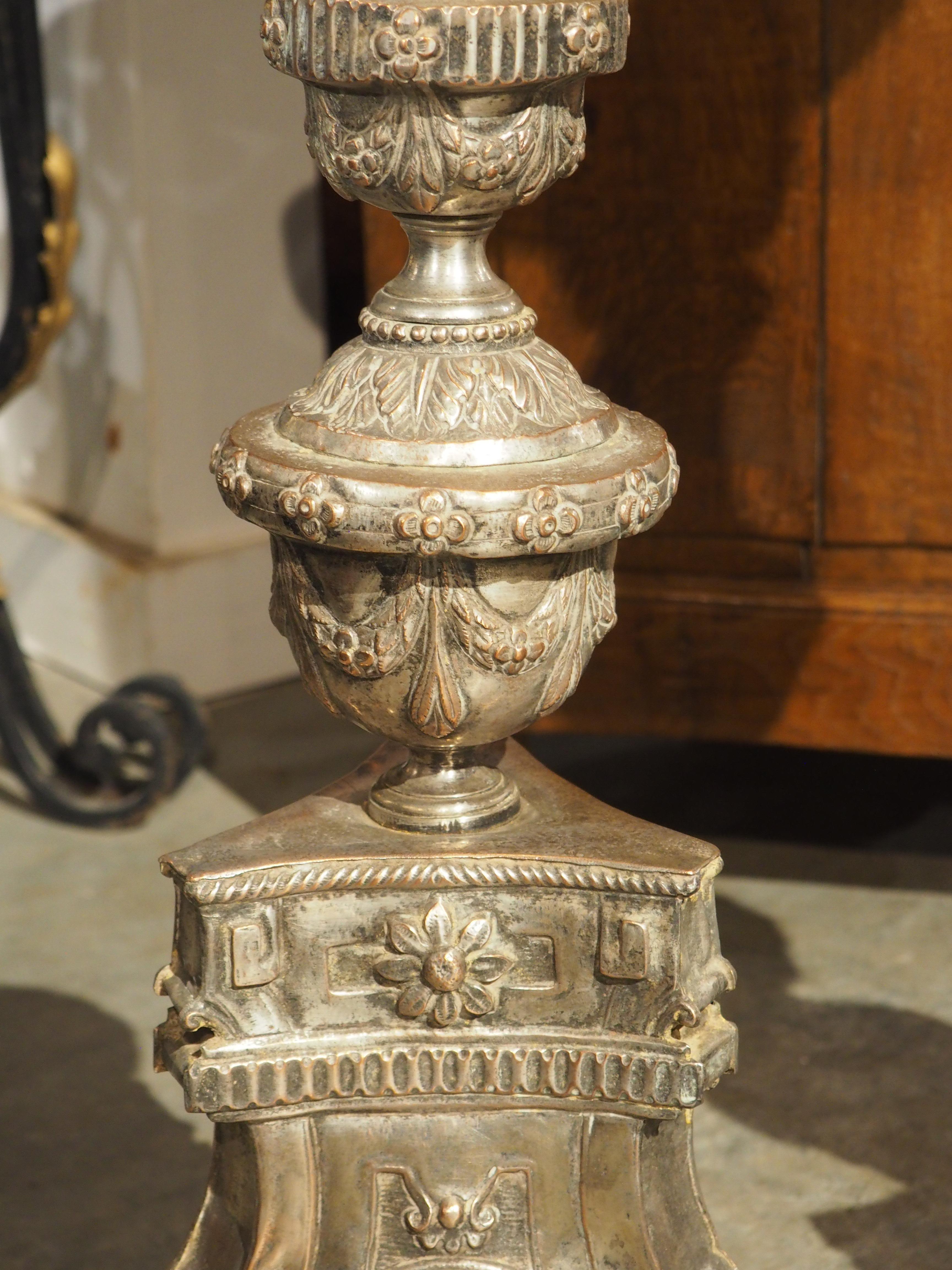 Argentato Coppia di candelieri in rame rosso argentato del XVIII secolo provenienti dalla Francia in vendita