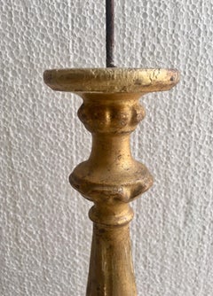 Paire de torchères espagnoles du XVIIIe siècle en bois doré sculpté