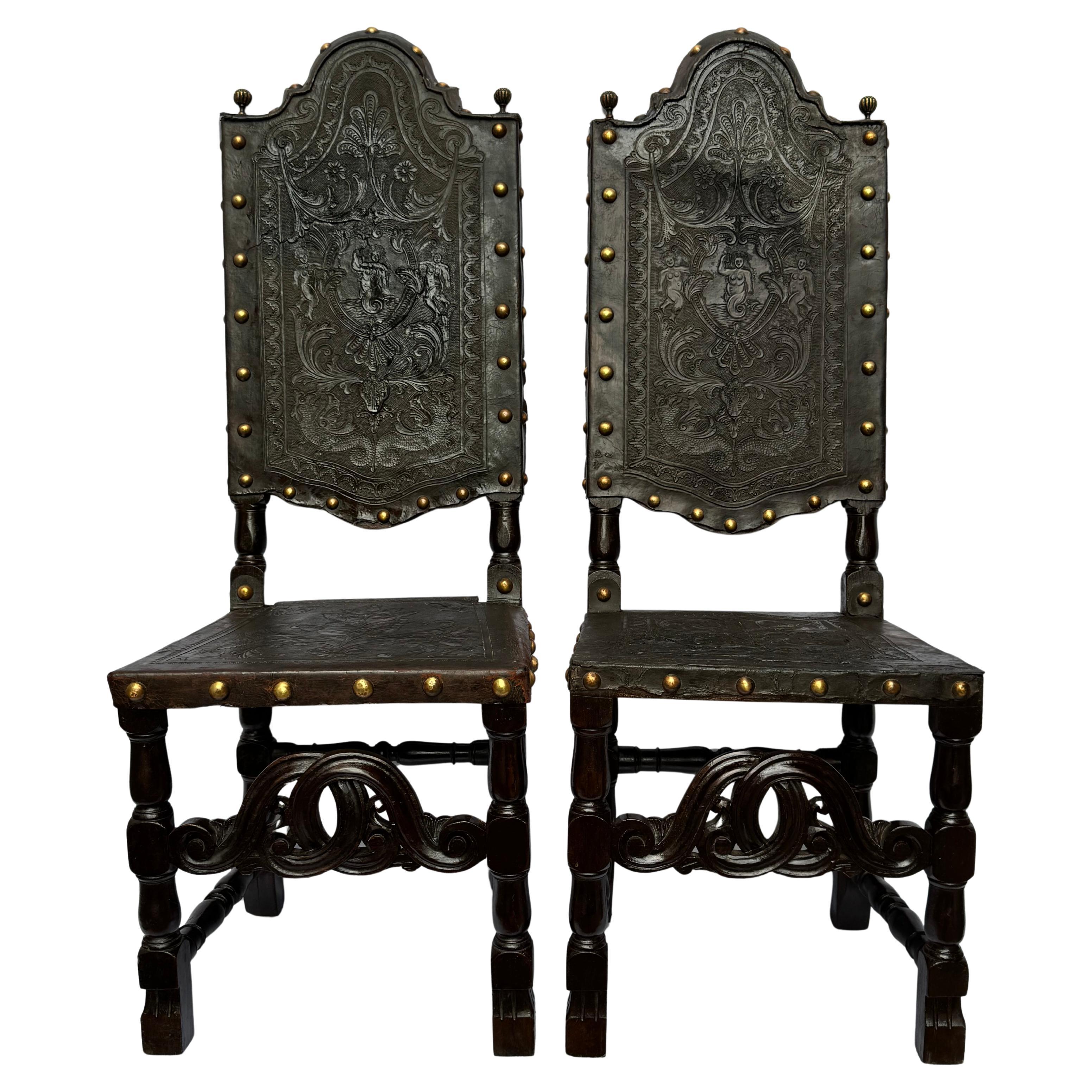 Paire de chaises coloniales espagnoles du XVIIIe siècle en cuir de Cordoue gaufré en vente 3