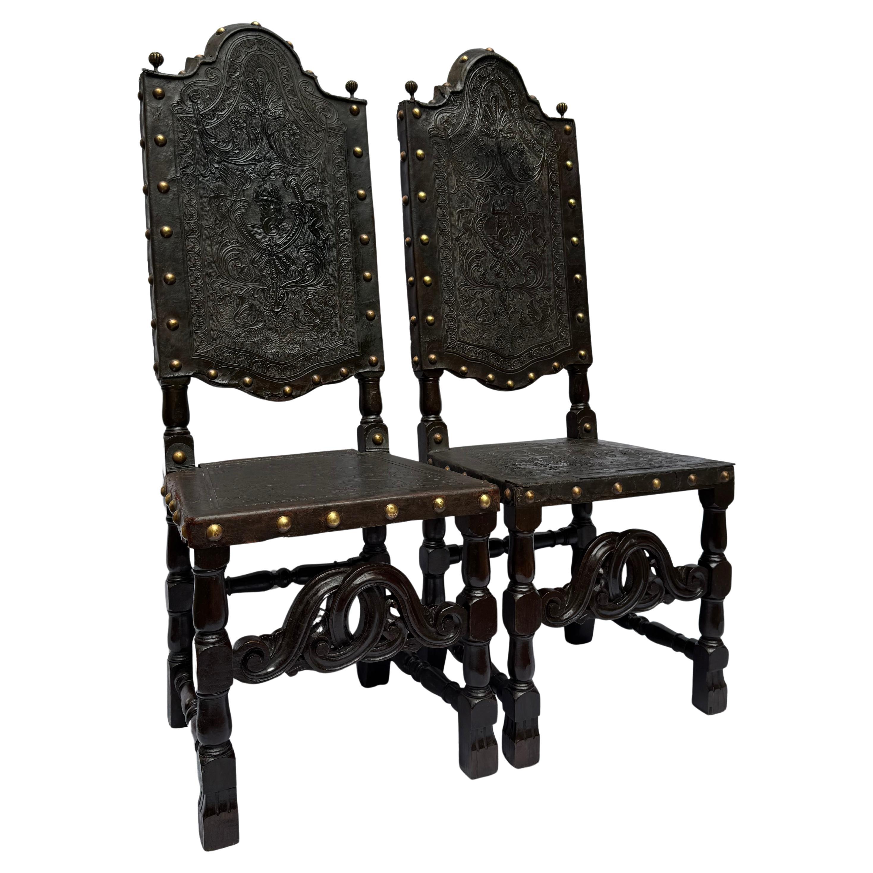 Paire de chaises coloniales espagnoles du XVIIIe siècle en cuir de Cordoue gaufré en vente 4