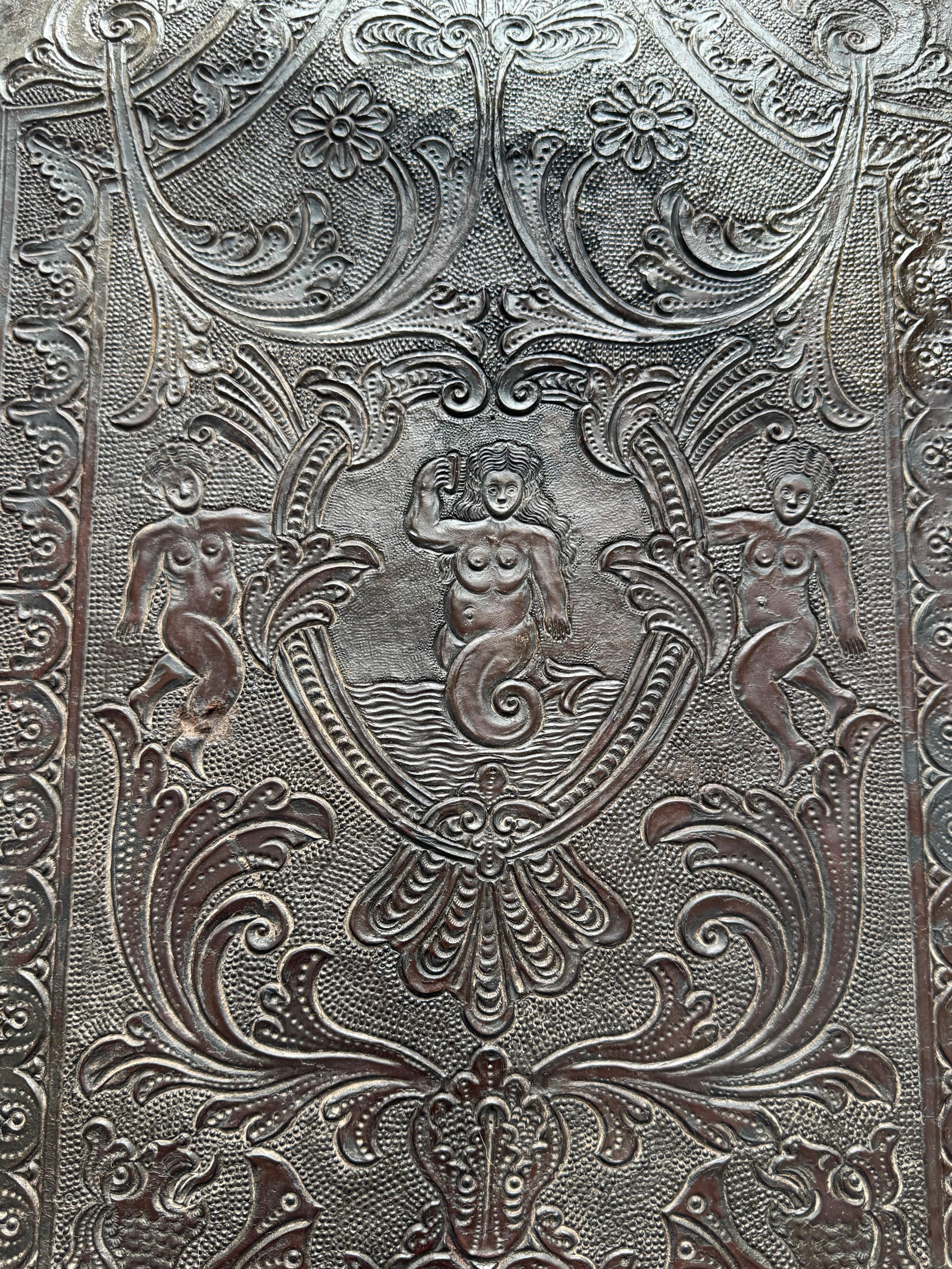 Paire de chaises coloniales espagnoles du XVIIIe siècle en cuir de Cordoue gaufré en vente 5