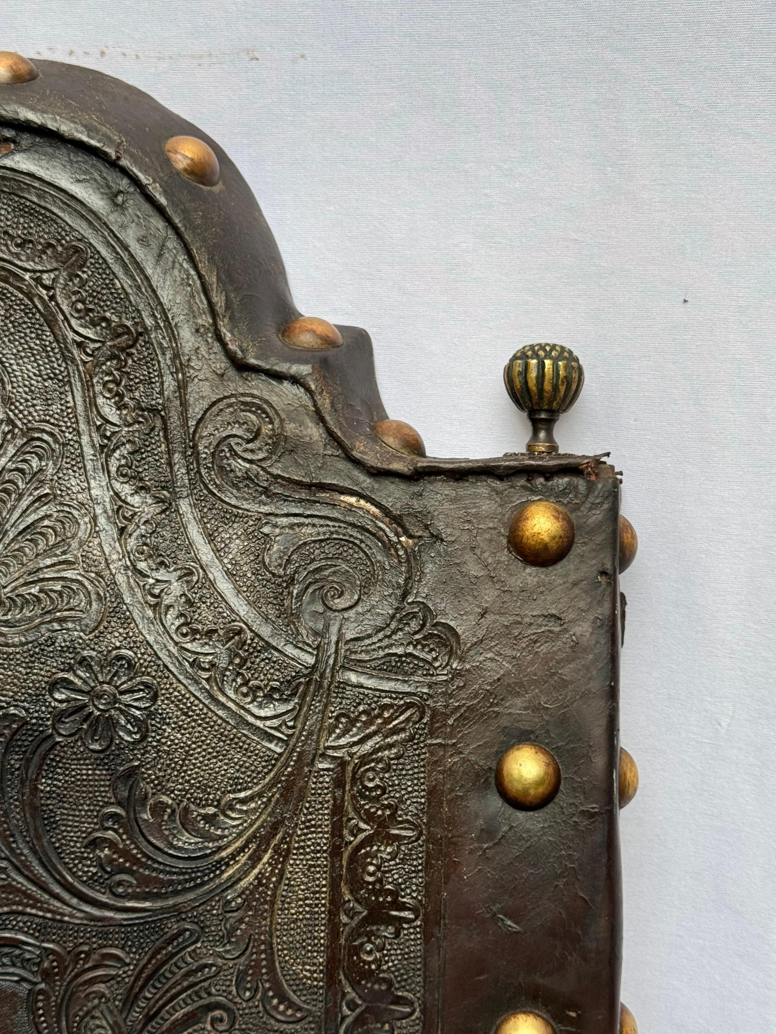 Paire de chaises coloniales espagnoles du XVIIIe siècle en cuir de Cordoue gaufré en vente 6