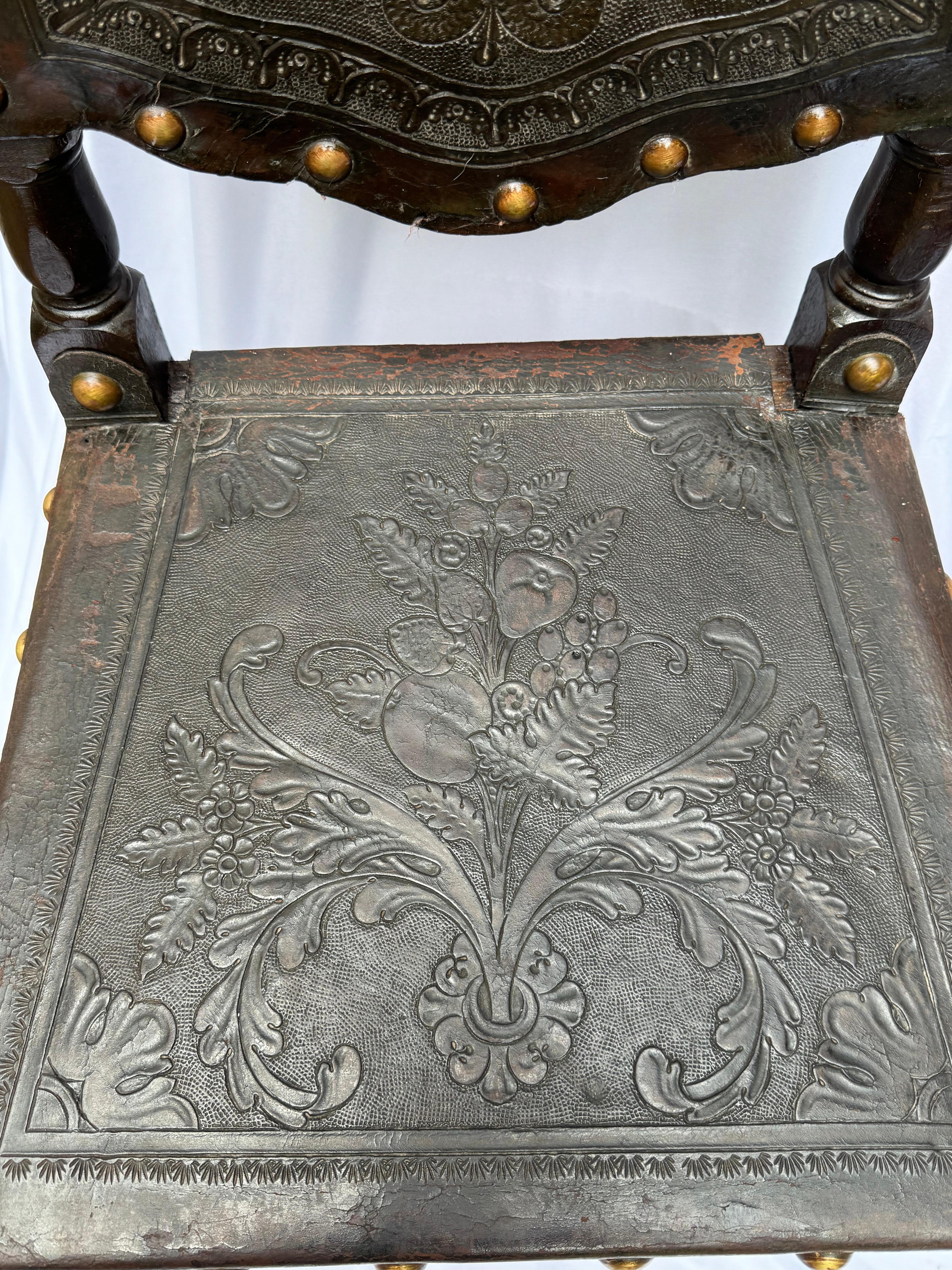 Paire de chaises coloniales espagnoles du XVIIIe siècle en cuir de Cordoue gaufré en vente 7