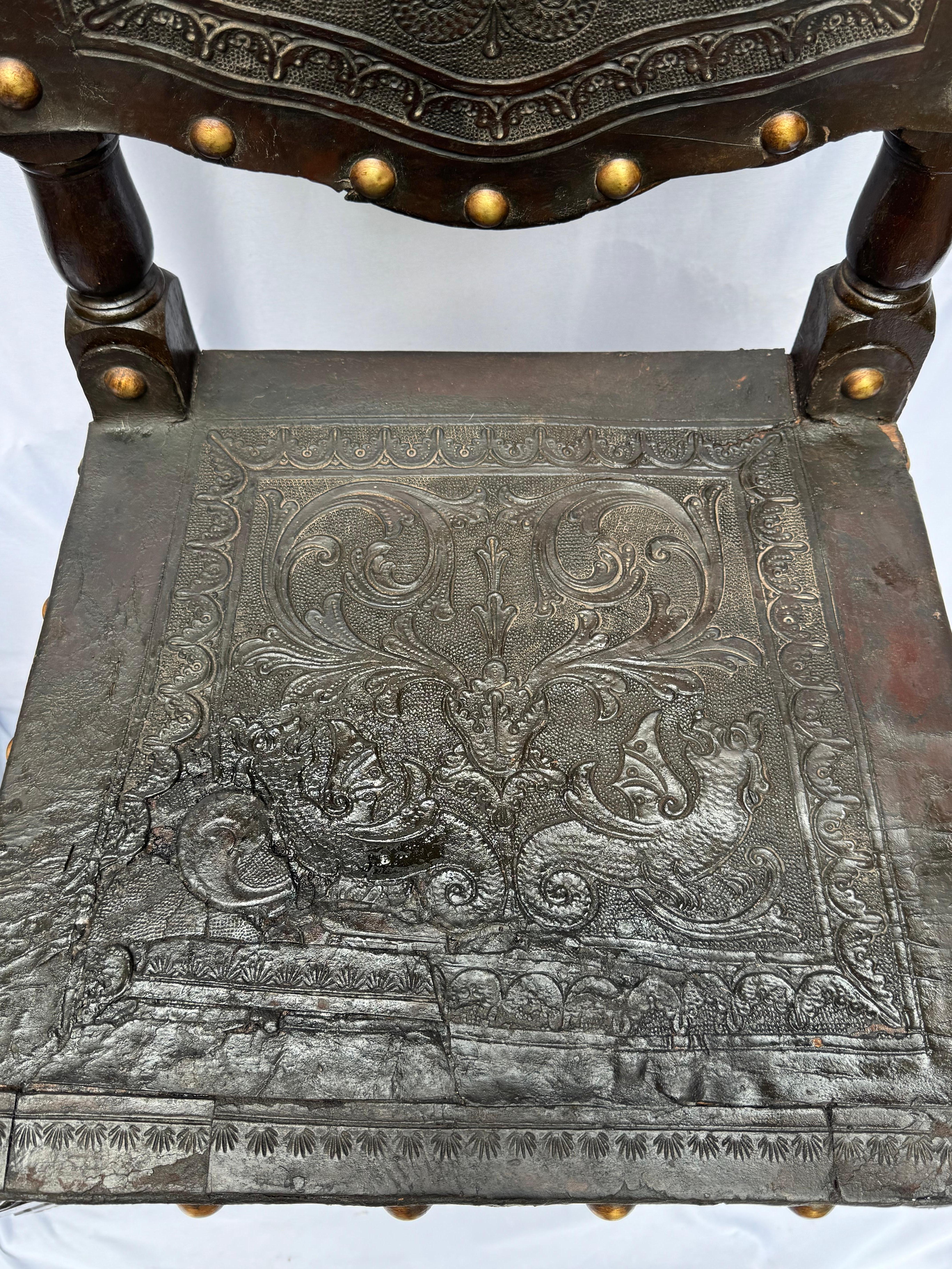 Paire de chaises coloniales espagnoles du XVIIIe siècle en cuir de Cordoue gaufré en vente 8