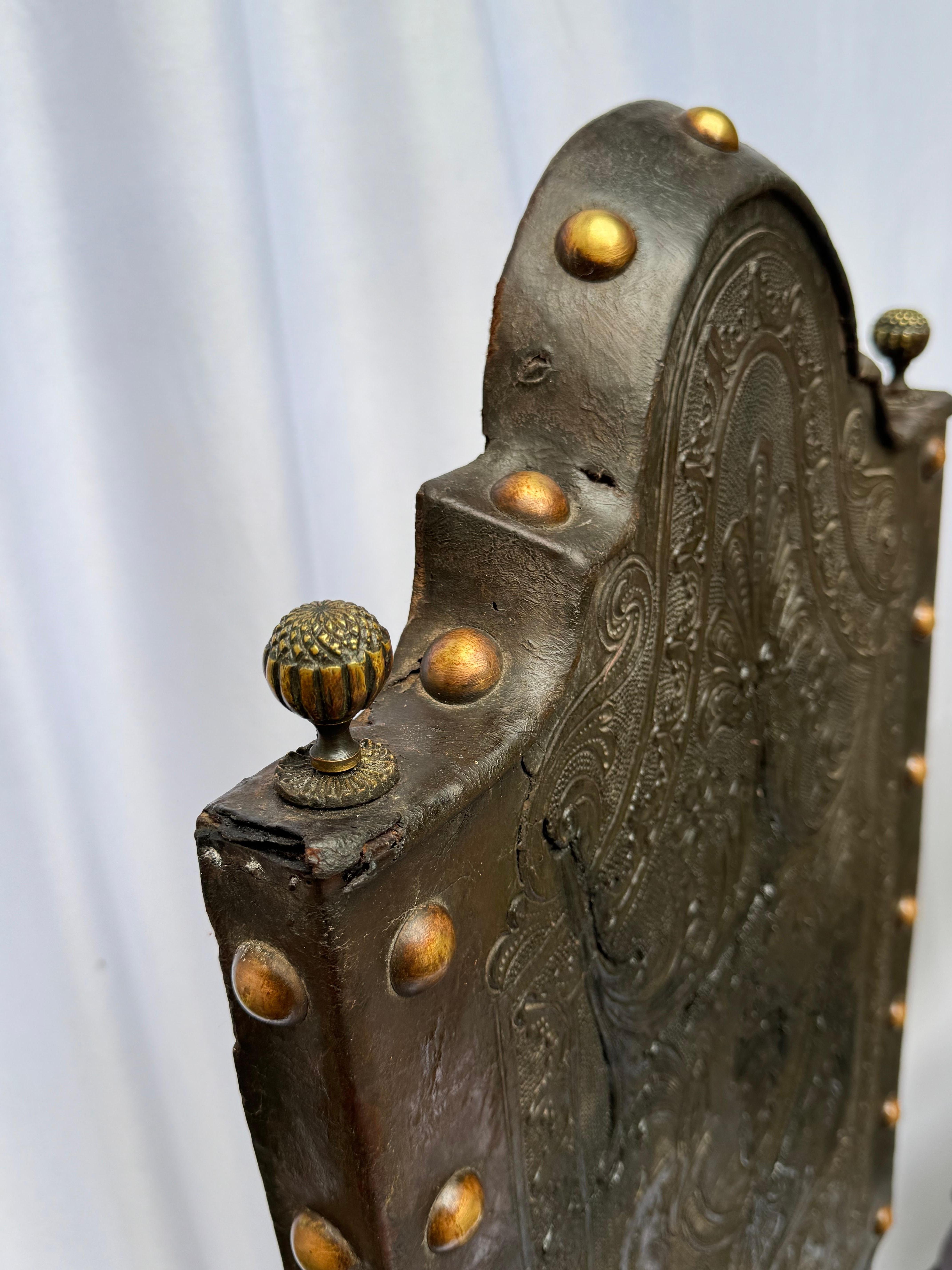 Paire de chaises coloniales espagnoles du XVIIIe siècle en cuir de Cordoue gaufré en vente 9