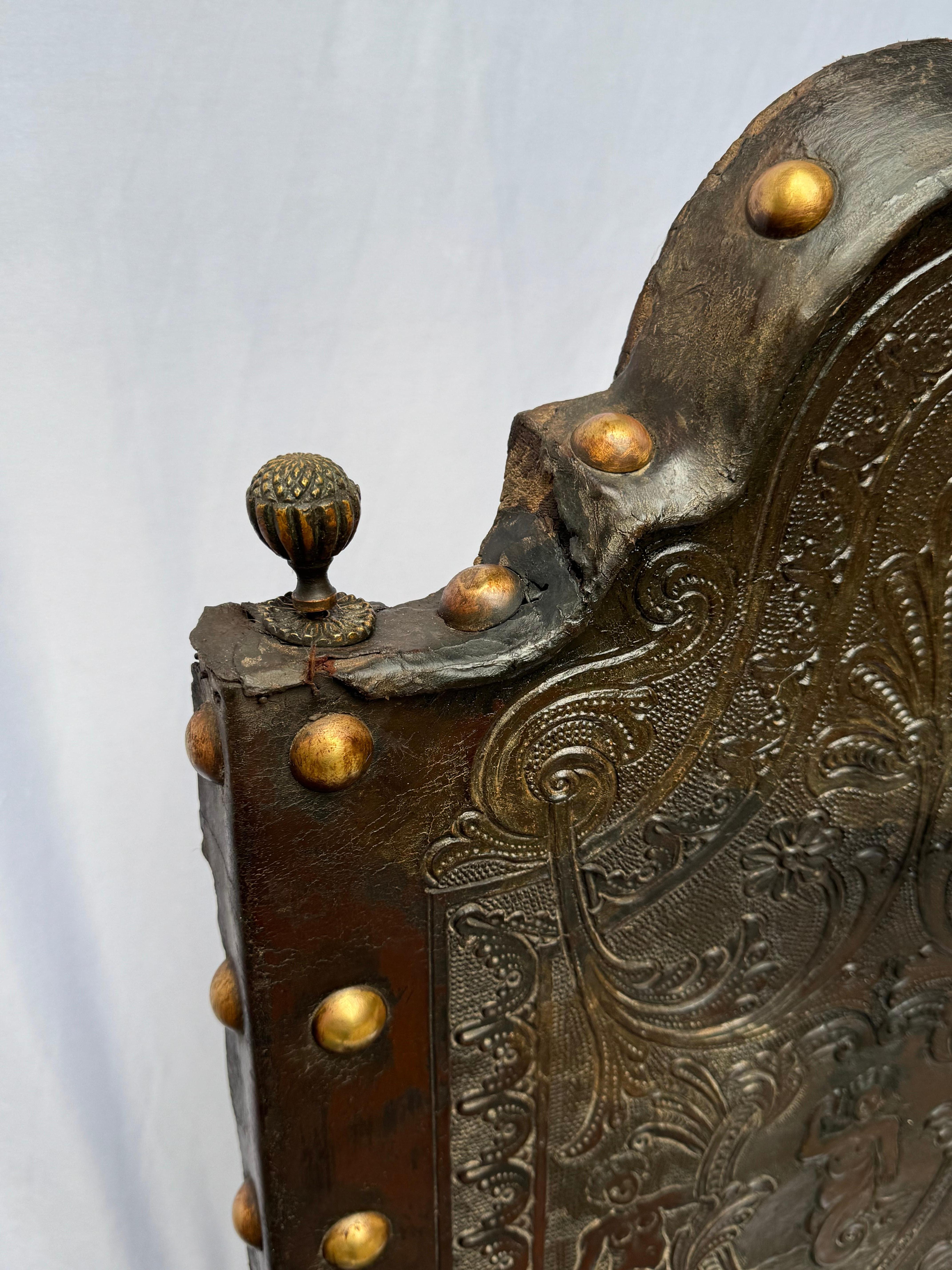 Paire de chaises coloniales espagnoles du XVIIIe siècle en cuir de Cordoue gaufré en vente 10