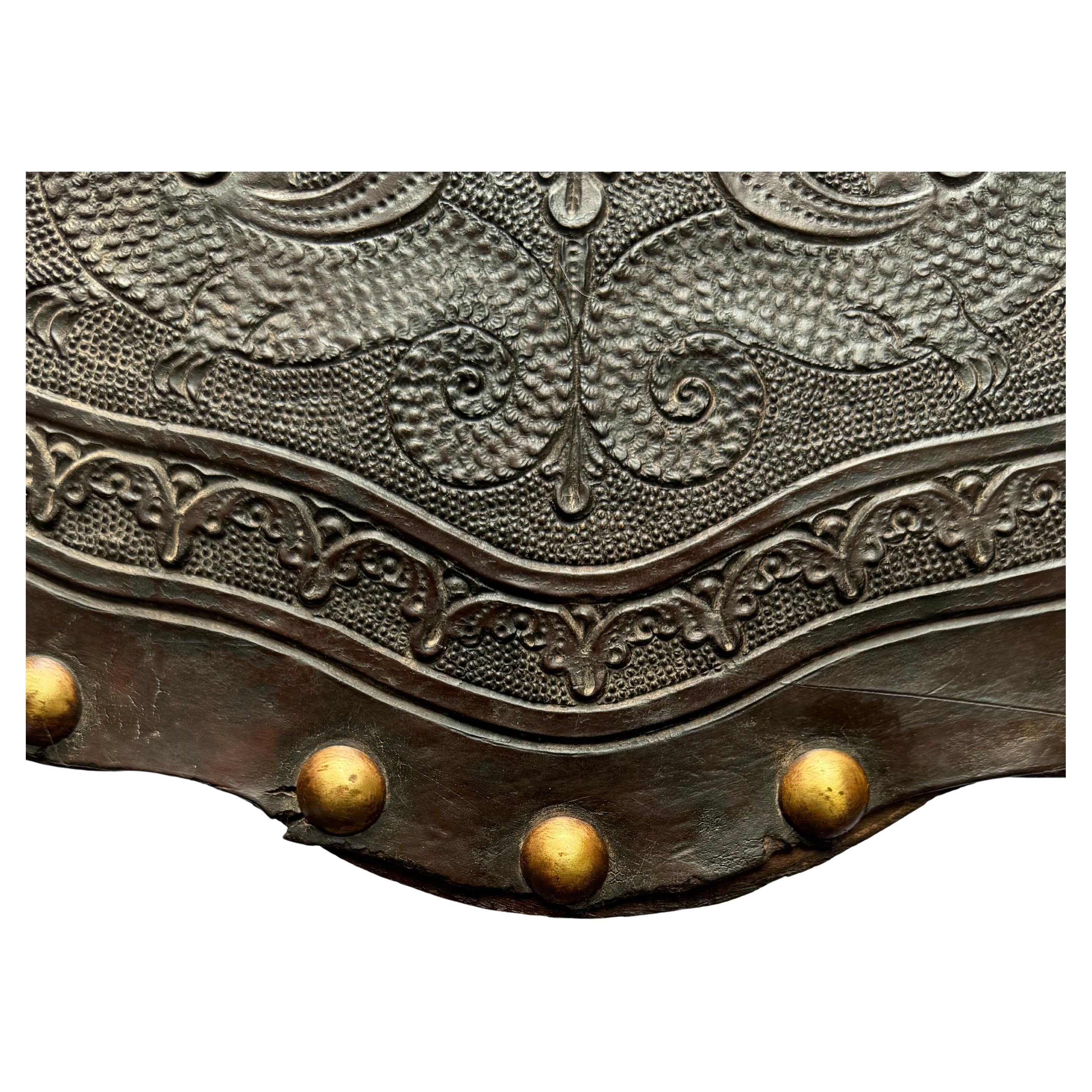 Paire exquise de chaises coloniales espagnoles du XVIIIe siècle en cuir de Cordoue gaufré

Une magnifique et imposante paire de chaises à haut dossier de l'époque coloniale espagnole du XVIIIe siècle, alliant la gravité sculpturale des boiseries