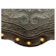 Paire de chaises coloniales espagnoles du XVIIIe siècle en cuir de Cordoue gaufré