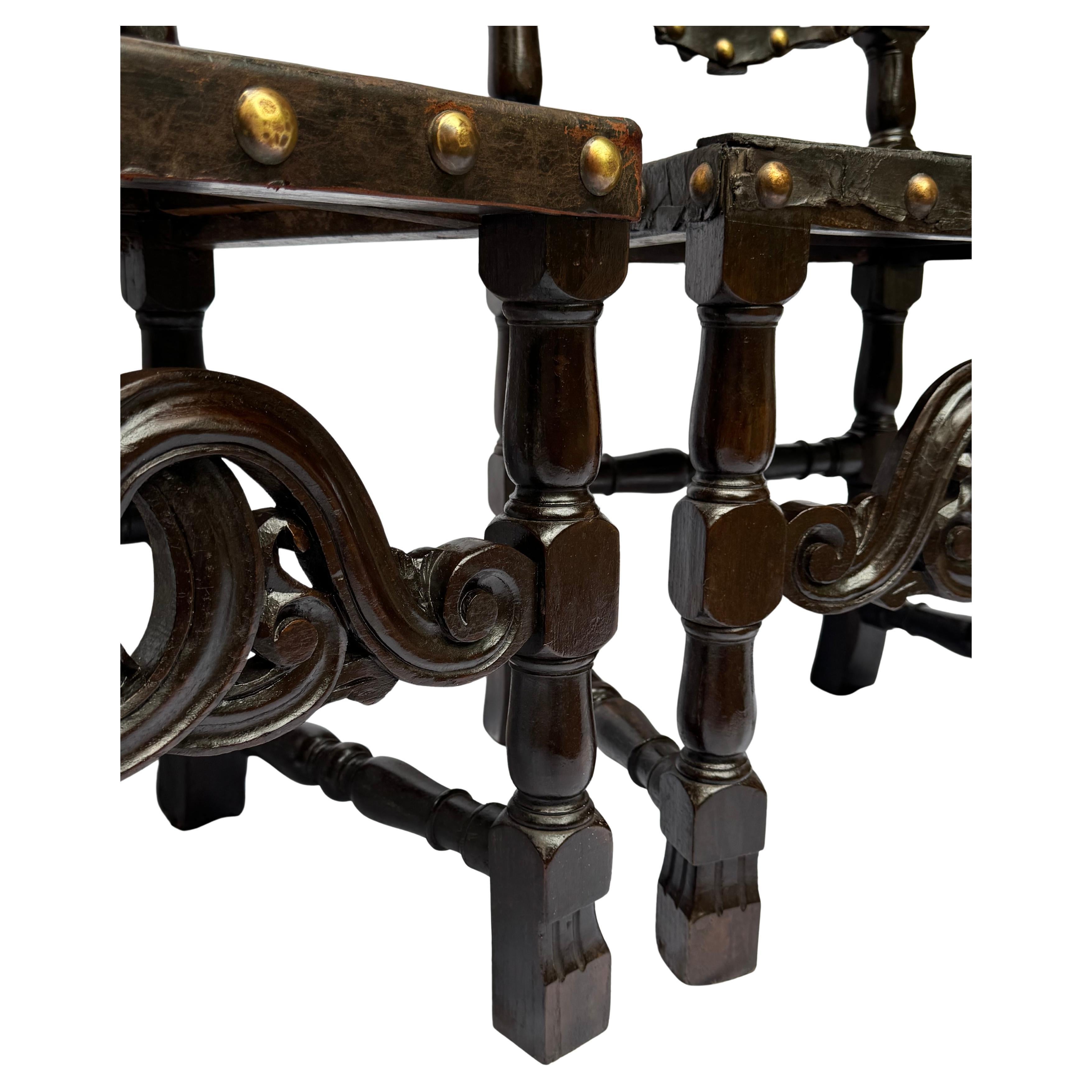 Colonial espagnol Paire de chaises coloniales espagnoles du XVIIIe siècle en cuir de Cordoue gaufré en vente