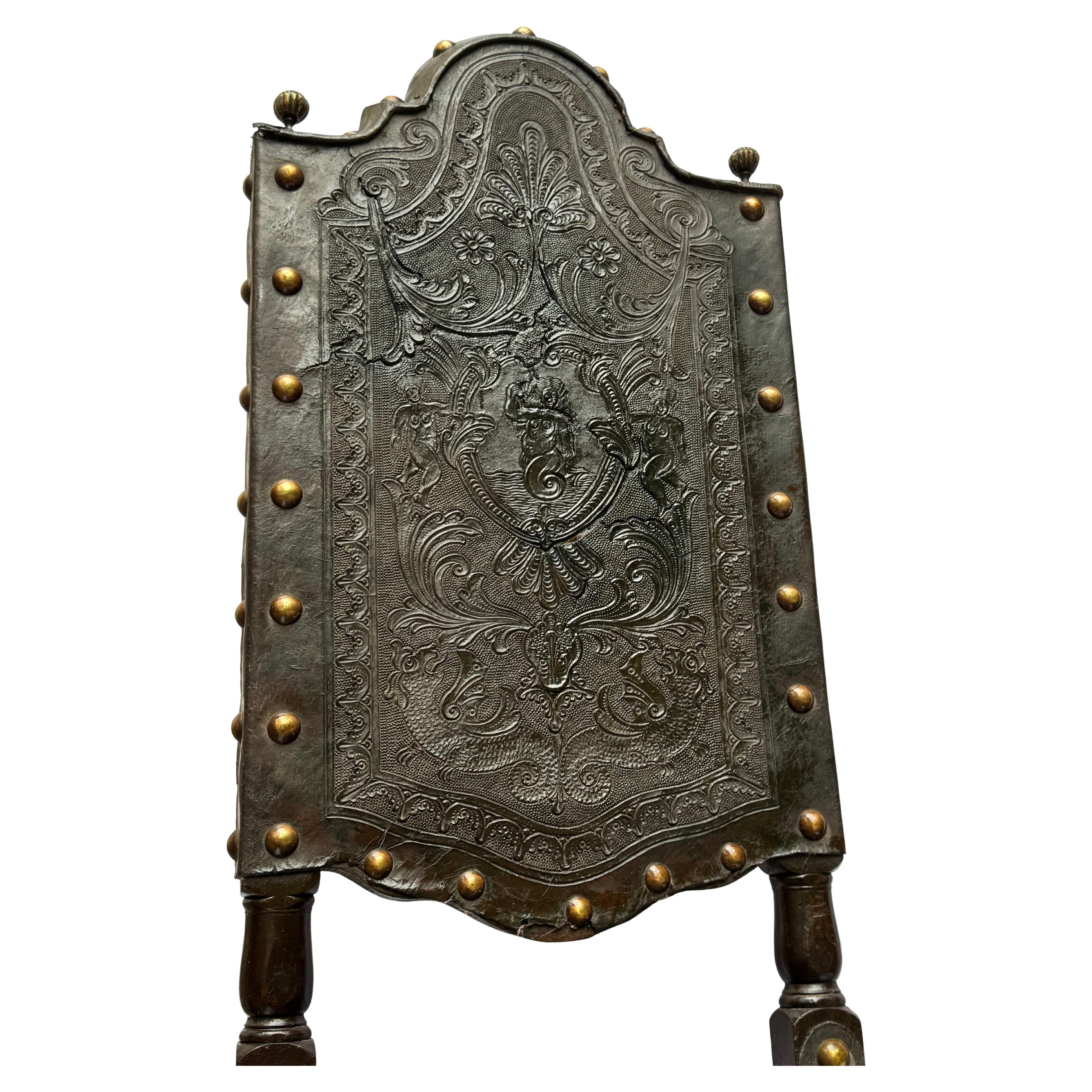 Péruvien Paire de chaises coloniales espagnoles du XVIIIe siècle en cuir de Cordoue gaufré en vente