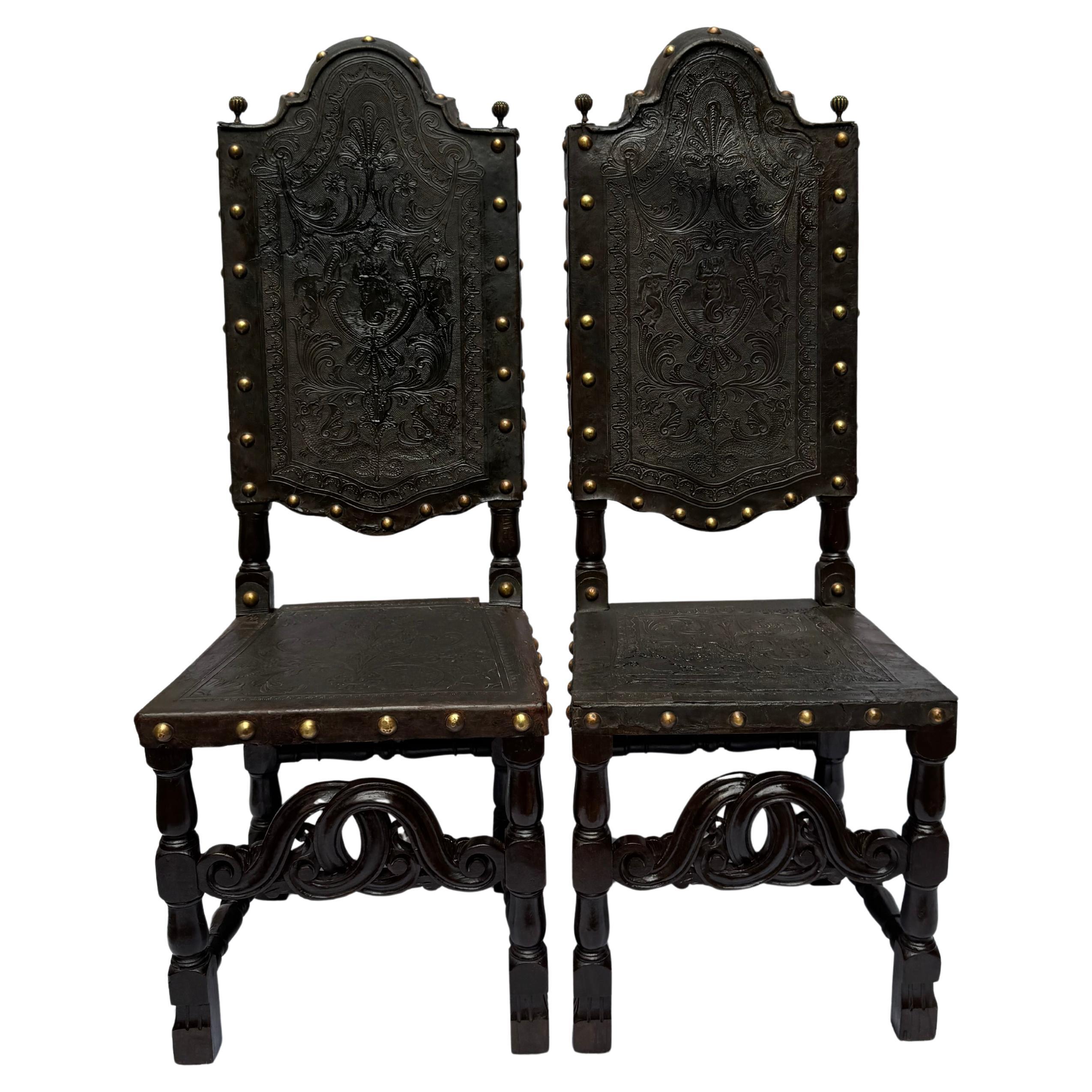 Embossé Paire de chaises coloniales espagnoles du XVIIIe siècle en cuir de Cordoue gaufré en vente