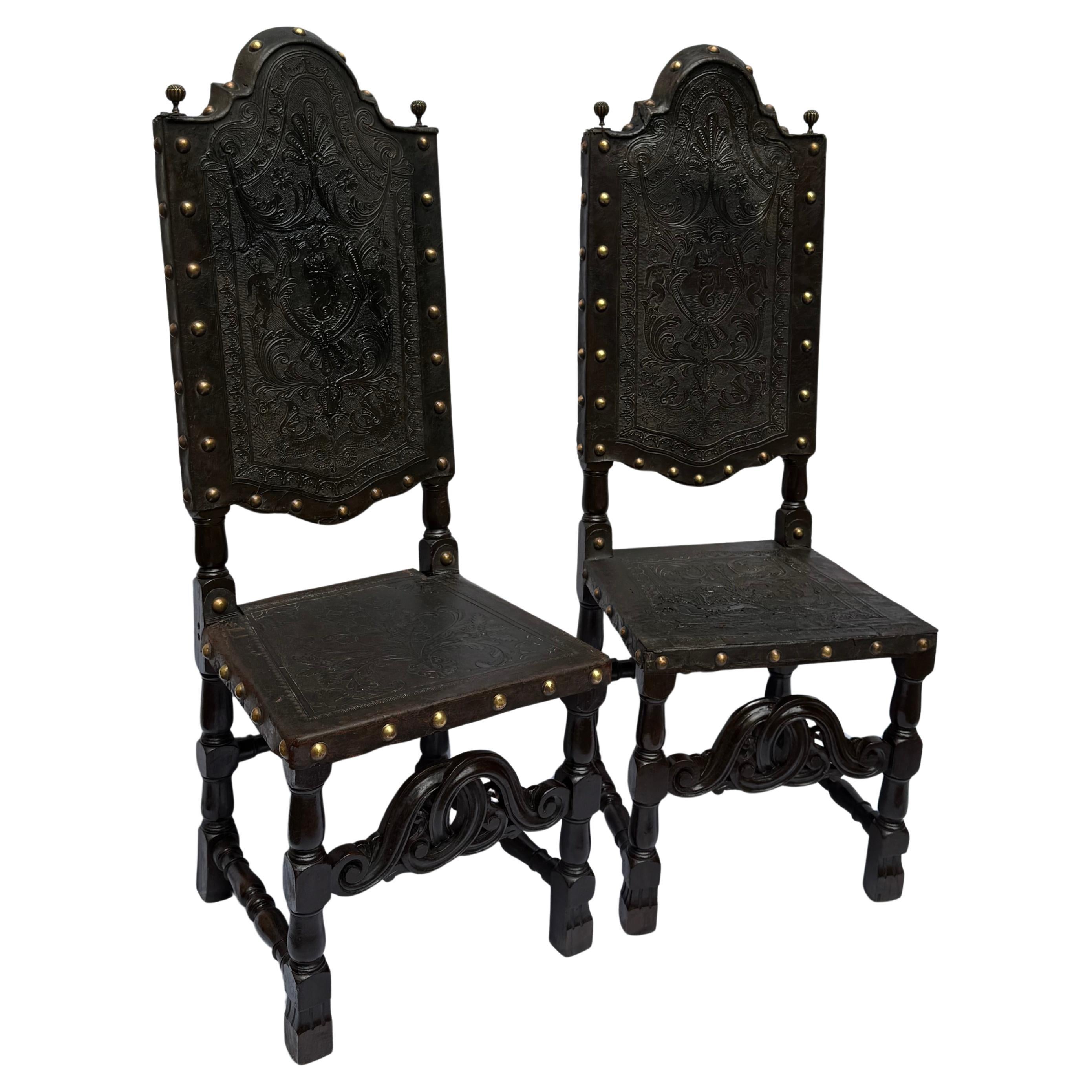 Paire de chaises coloniales espagnoles du XVIIIe siècle en cuir de Cordoue gaufré Abîmé - En vente à Rio De Janeiro, BR