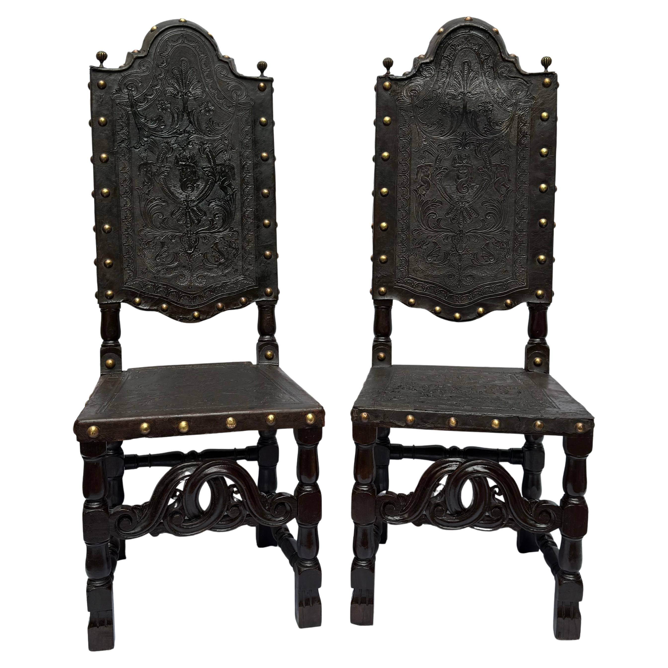 Milieu du XVIIIe siècle Paire de chaises coloniales espagnoles du XVIIIe siècle en cuir de Cordoue gaufré en vente