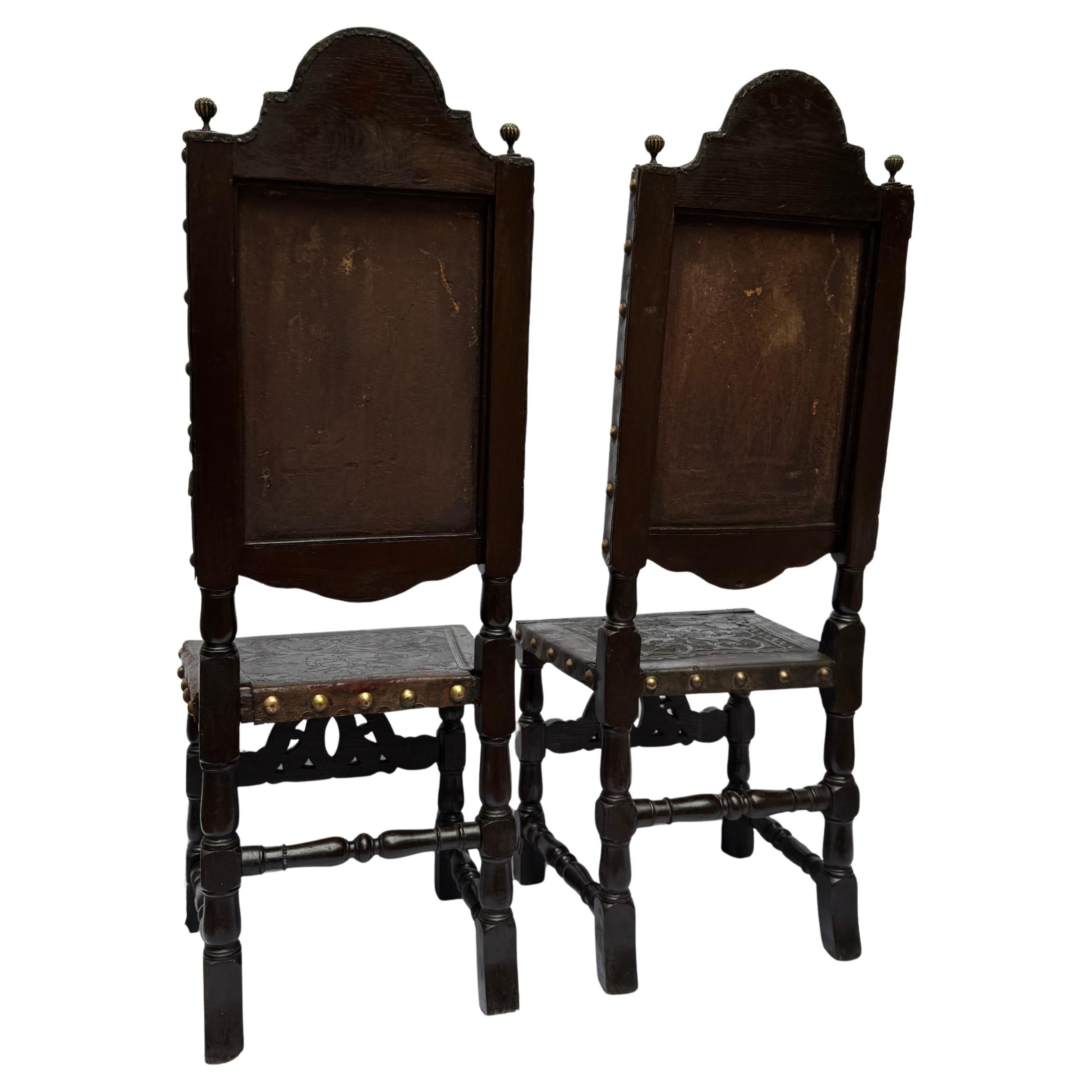 Cuir Paire de chaises coloniales espagnoles du XVIIIe siècle en cuir de Cordoue gaufré en vente