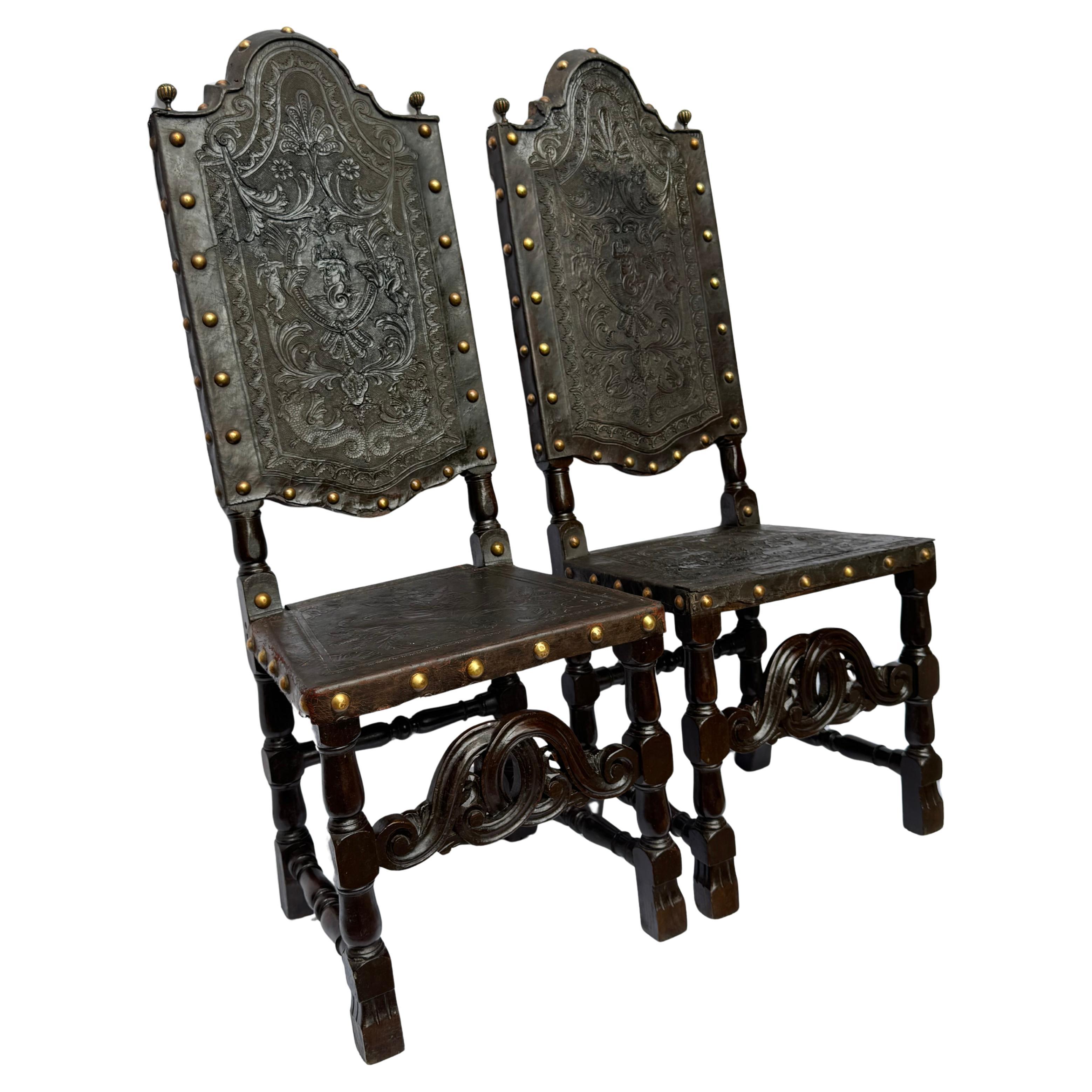 Paire de chaises coloniales espagnoles du XVIIIe siècle en cuir de Cordoue gaufré en vente 1