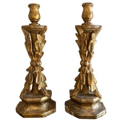 Paar handgeschnitzte Kerzenständer aus spanischem Giltwood des 18.