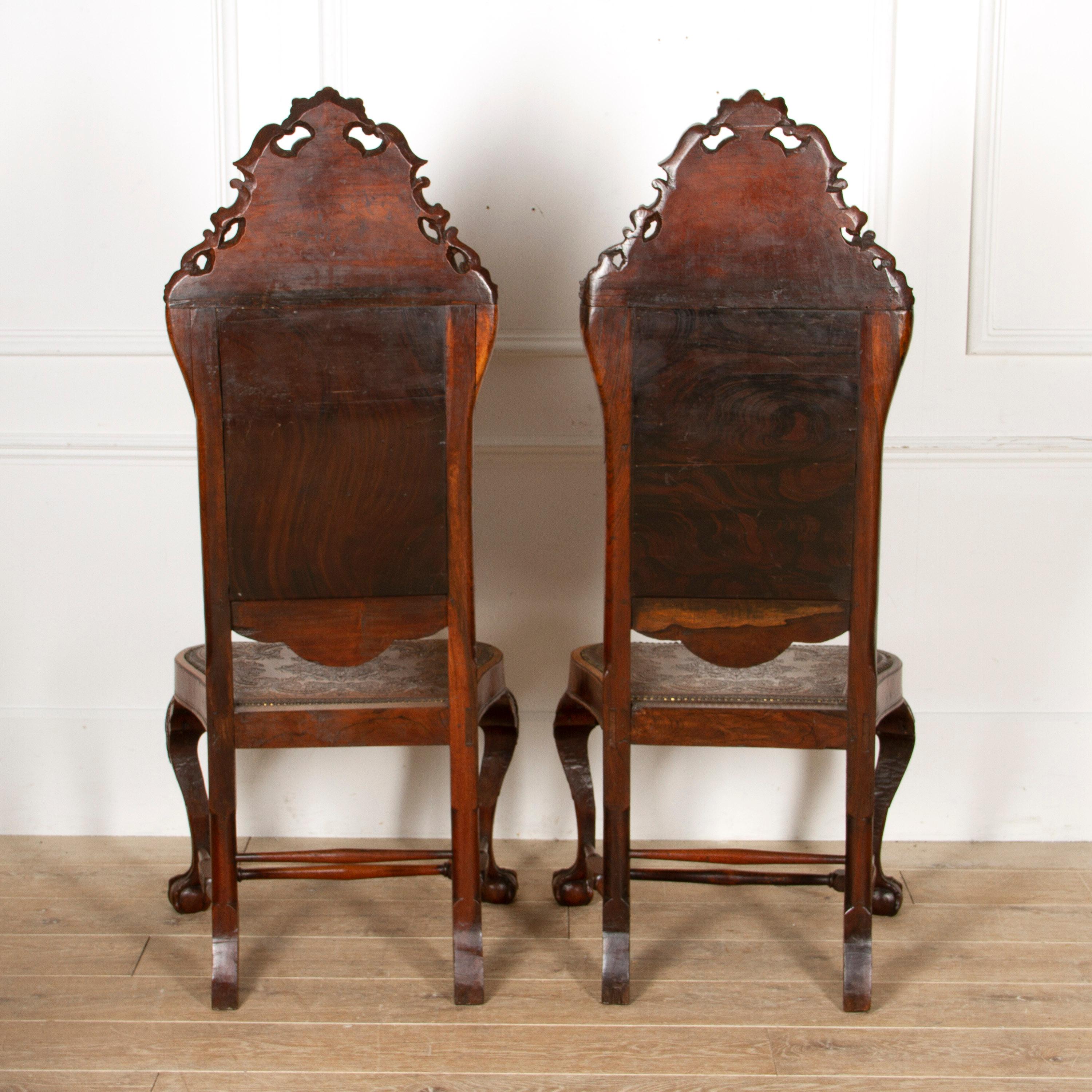 Feines Paar spanischer Beistellstühle aus dem 18. Jahrhundert. 

Diese Stühle sind aus massivem Palisanderholz gefertigt. 

Sie sind mit hochwertigem Leder verziert, das mit einer Blattprägung versehen ist. 

Diese Stühle sind mit viel