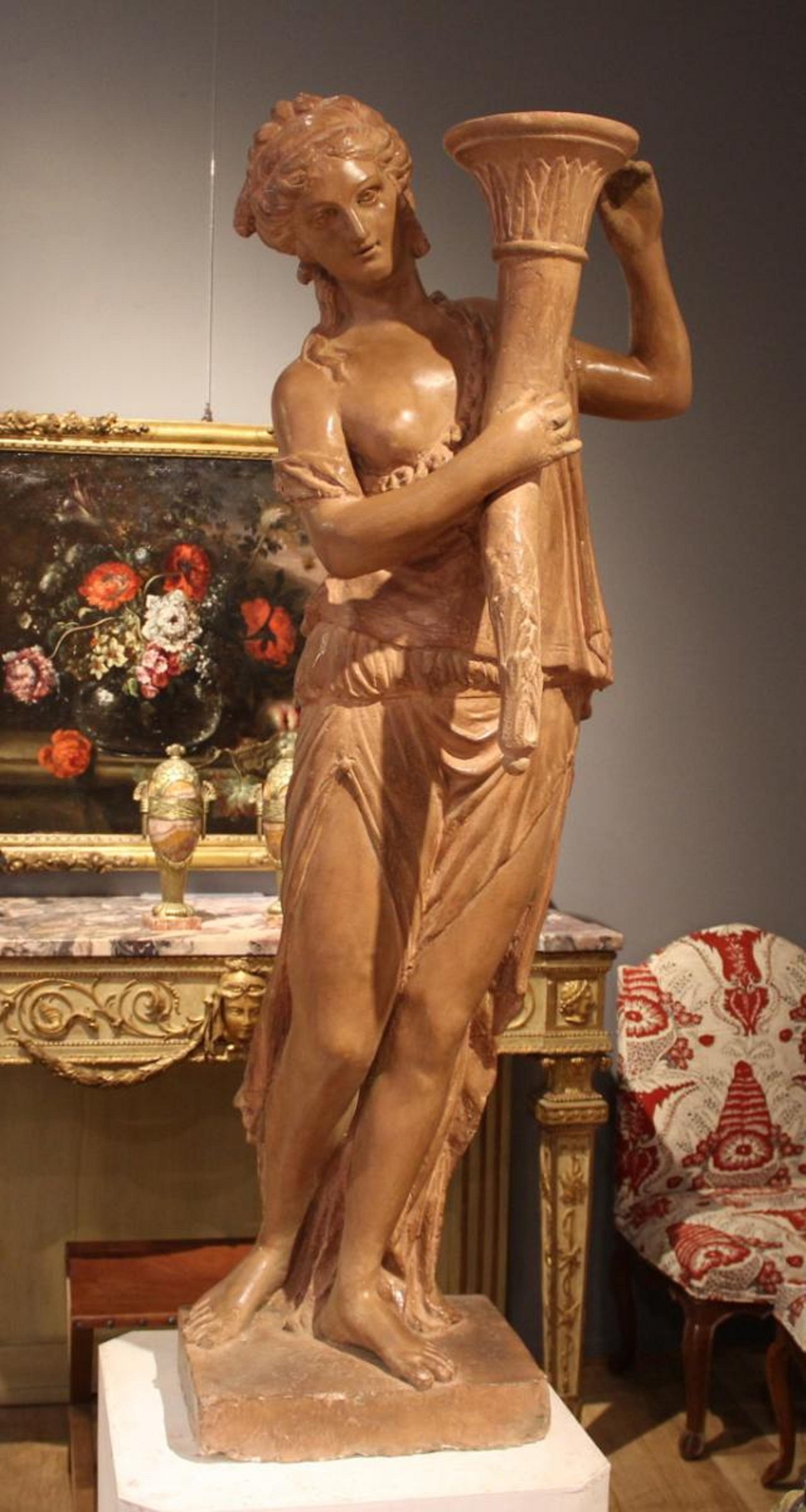 Paar Statuen, die Frauen im antiken Stil darstellen, die Fackeln halten.
Patinierter Terrakotta-Stuck.
Ludwig XVI.
XVIII. Jahrhundert.