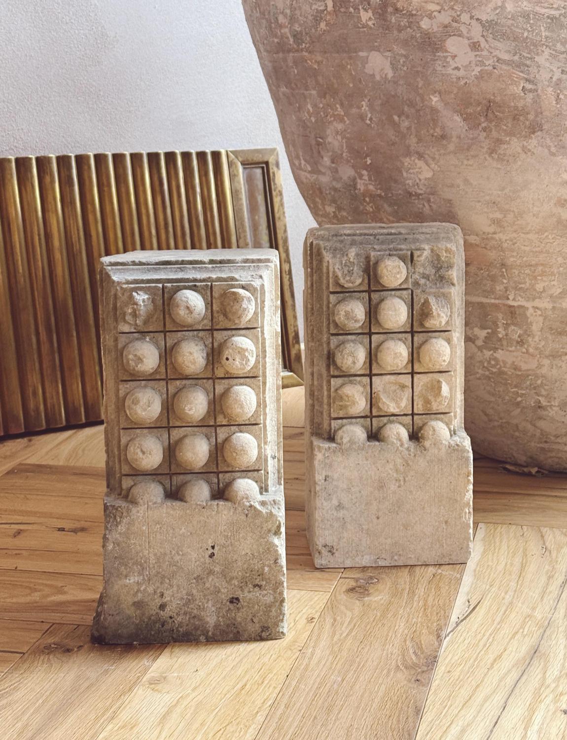 Una coppia di zoccoli in pietra arenaria del XVIII secolo recuperati in un palazzo di Noto, in Sicilia. Su ogni basamento sono presenti 15 sfere di pietra. Ahimè, non sono a conoscenza del significato di queste sfere: potrebbe trattarsi di uno