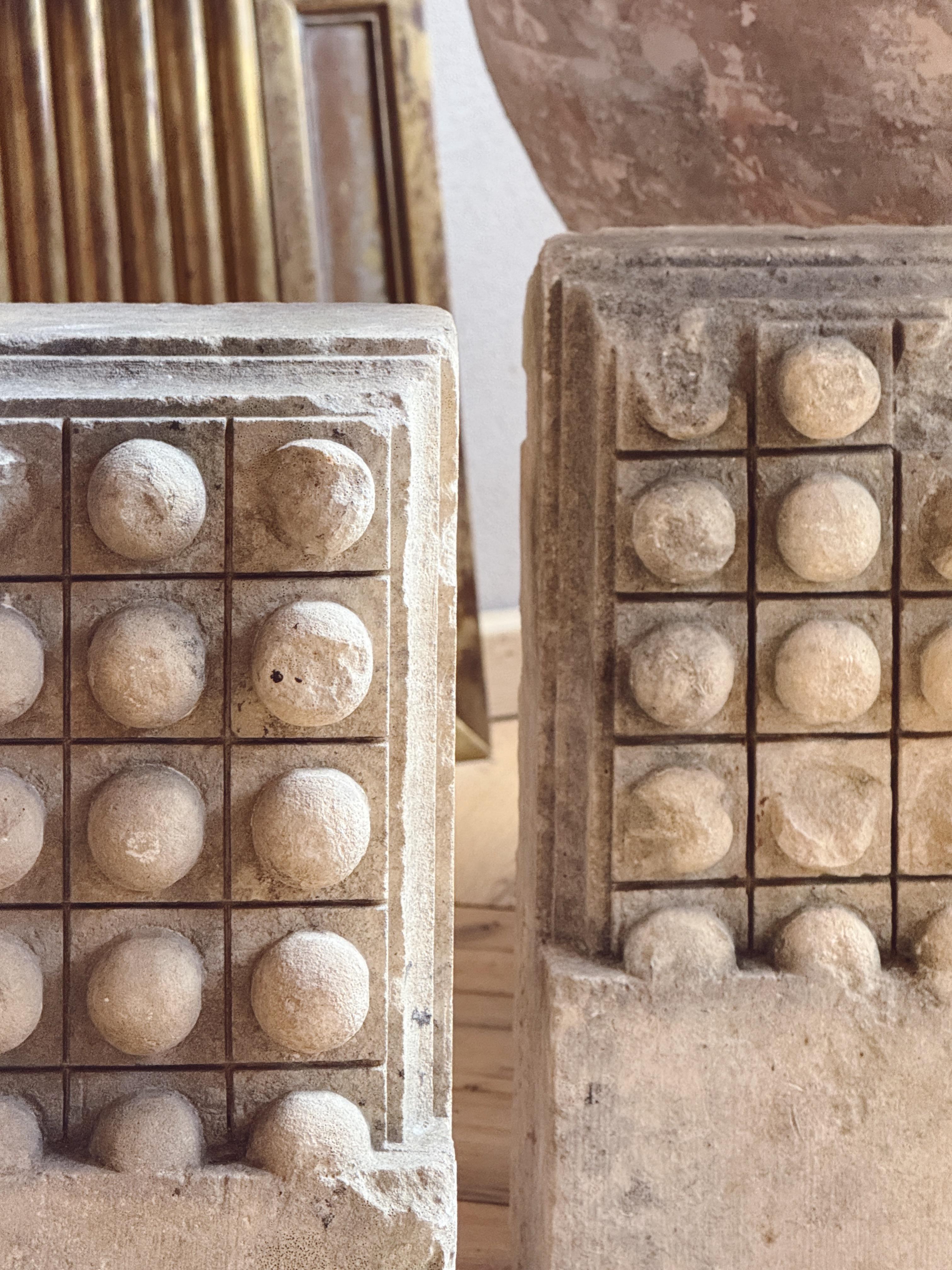 Italiano Coppia di plinti a sfera in pietra del XVIII secolo Noto in vendita