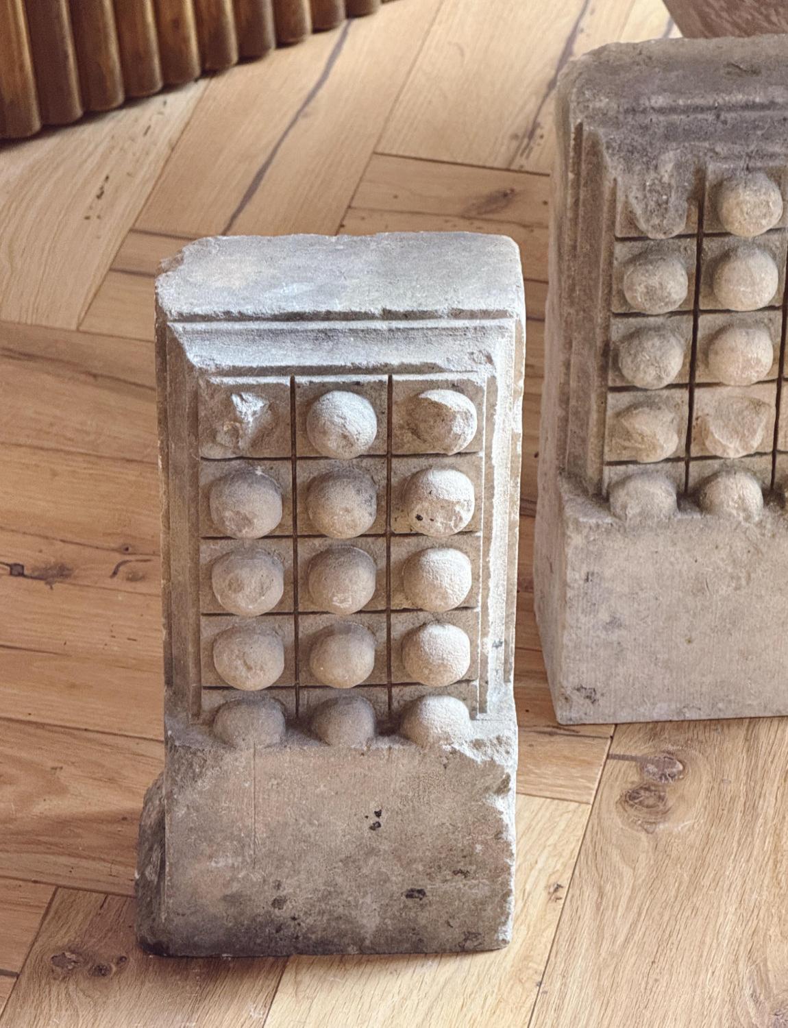 Arenaria Coppia di plinti a sfera in pietra del XVIII secolo Noto in vendita