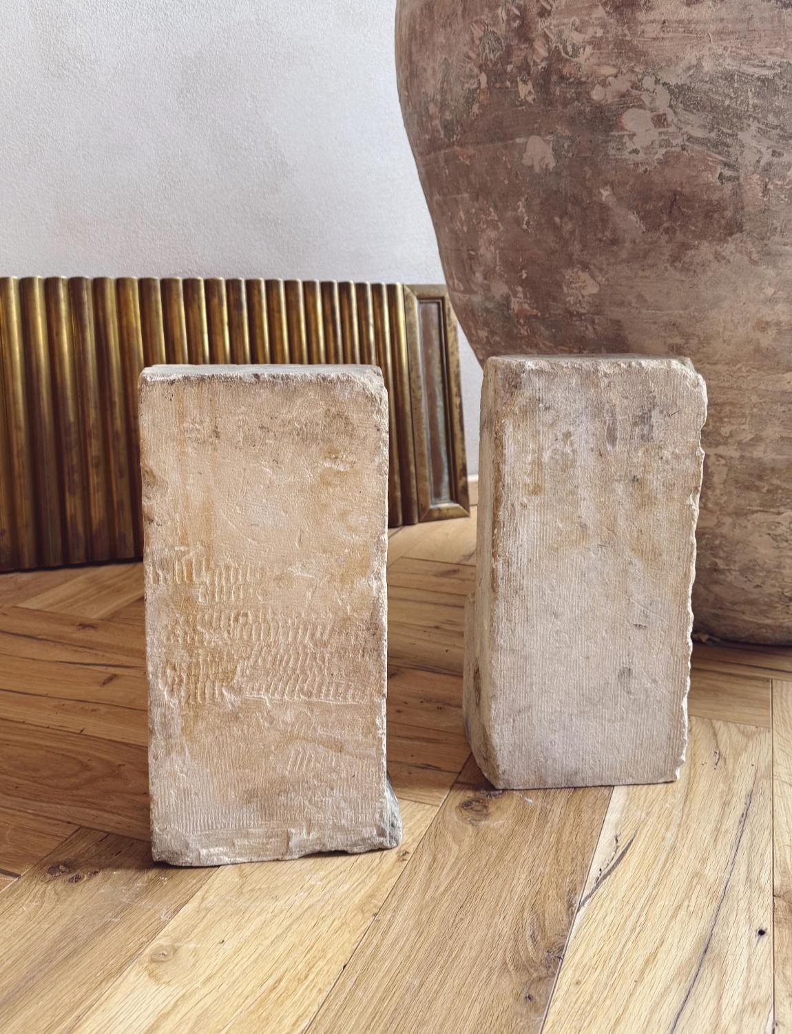 Coppia di plinti a sfera in pietra del XVIII secolo Noto in vendita 1