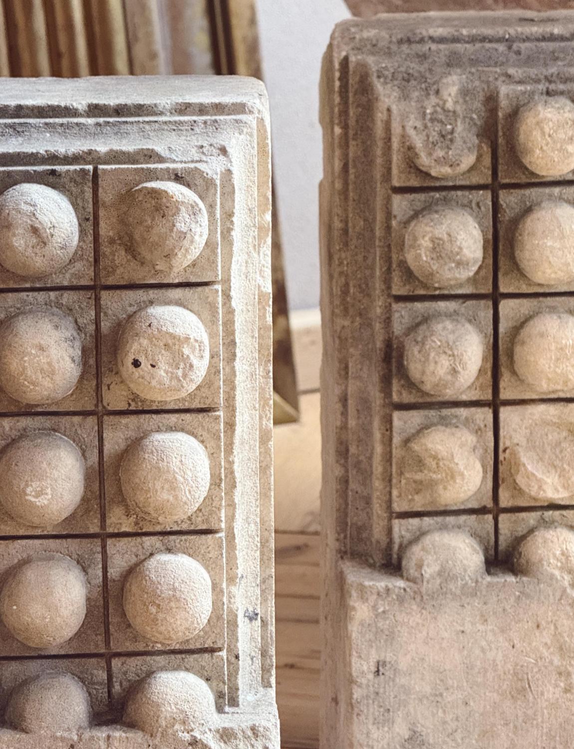 Coppia di plinti a sfera in pietra del XVIII secolo Noto in vendita 2