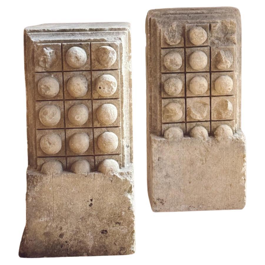 Pareja de zócalos de bolas de piedra del siglo XVIII Noto