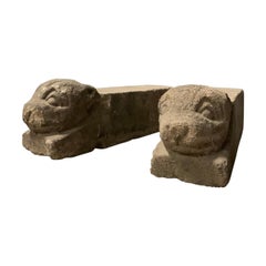 Paire de chiens de feu en pierre du 18e siècle