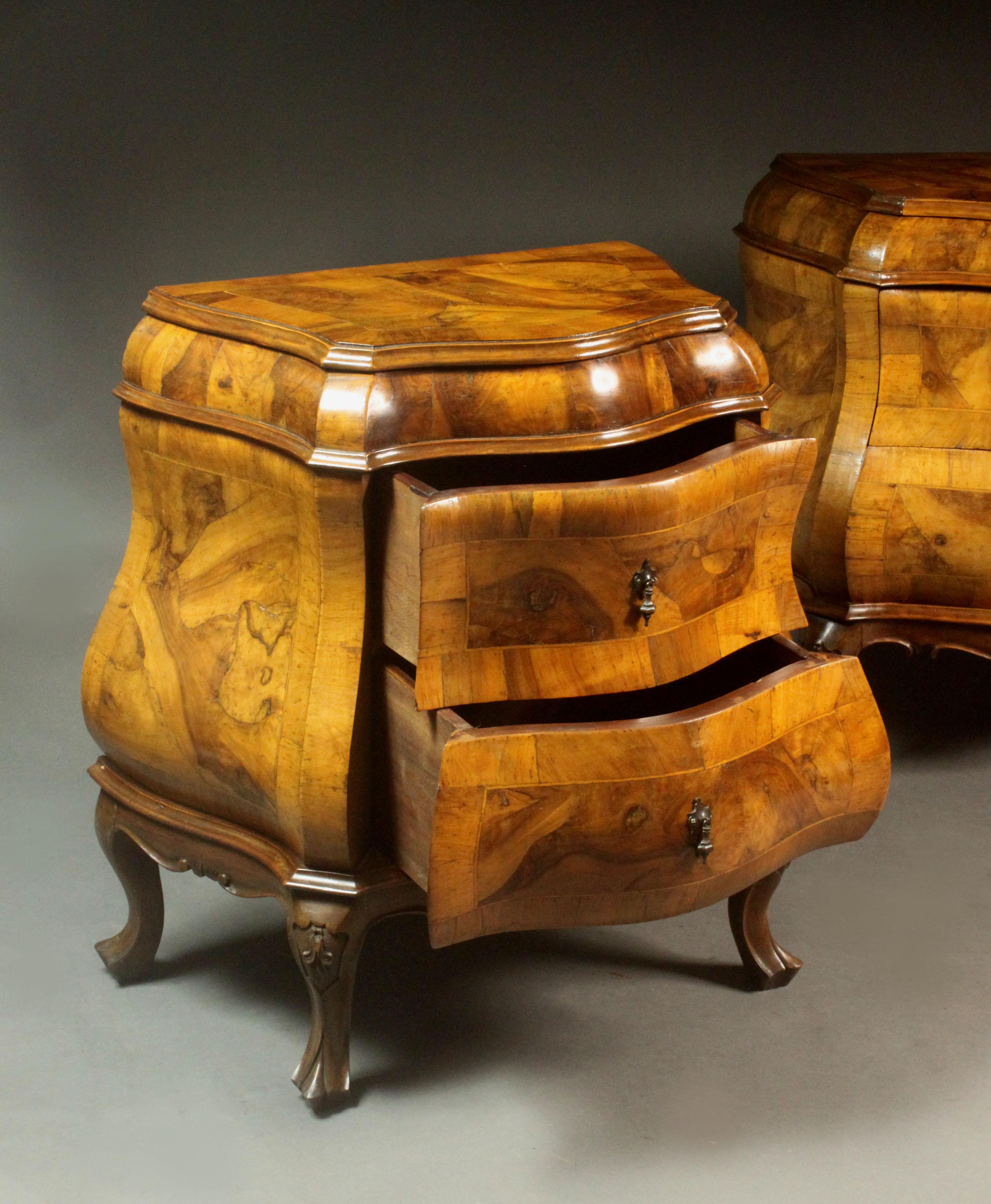 Zwei Nachttischschränke im Stil des 18. Jahrhunderts (Furnier) im Angebot