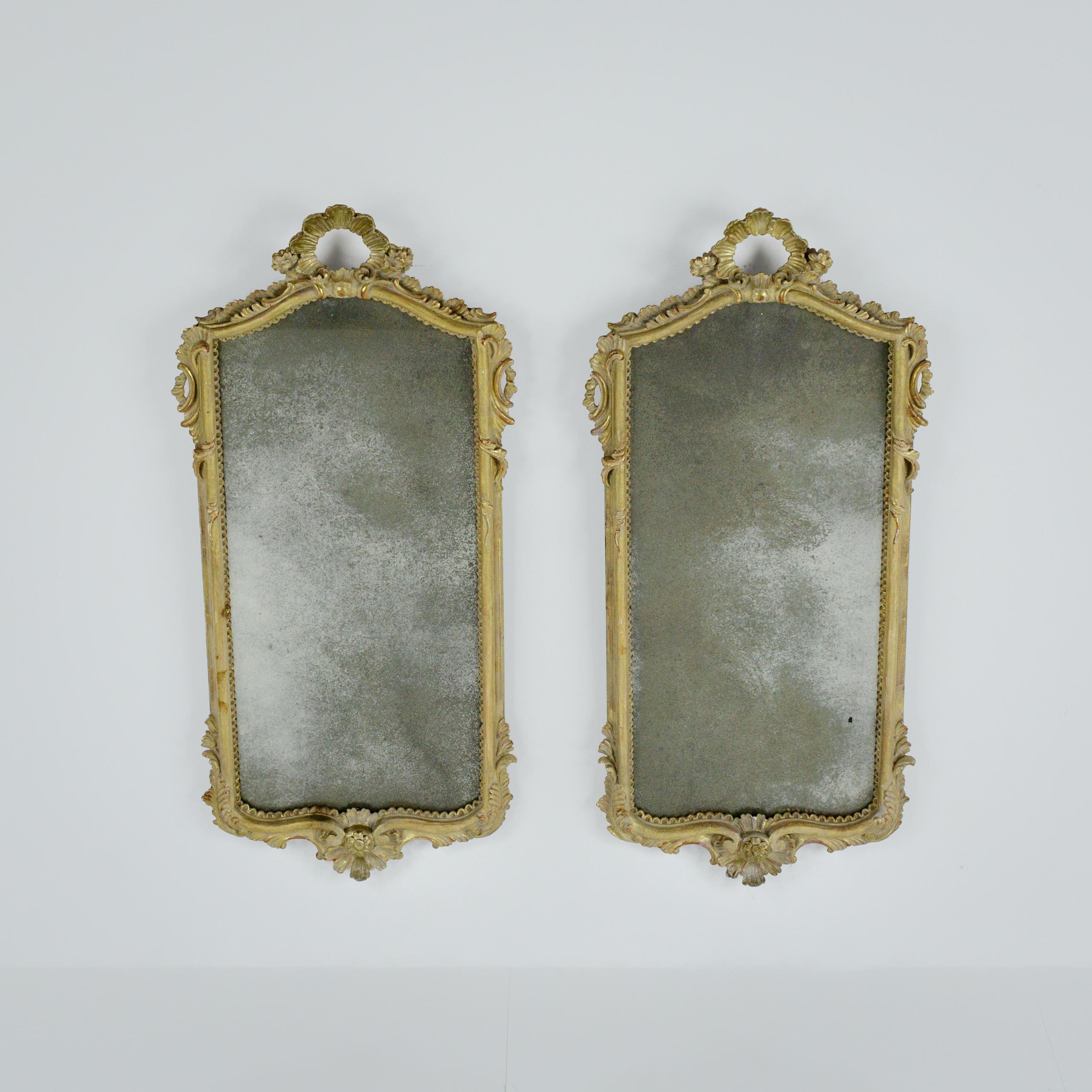 italien Paire de miroirs à encadrement doré, style XVIIIe siècle, avec verre renard en vente