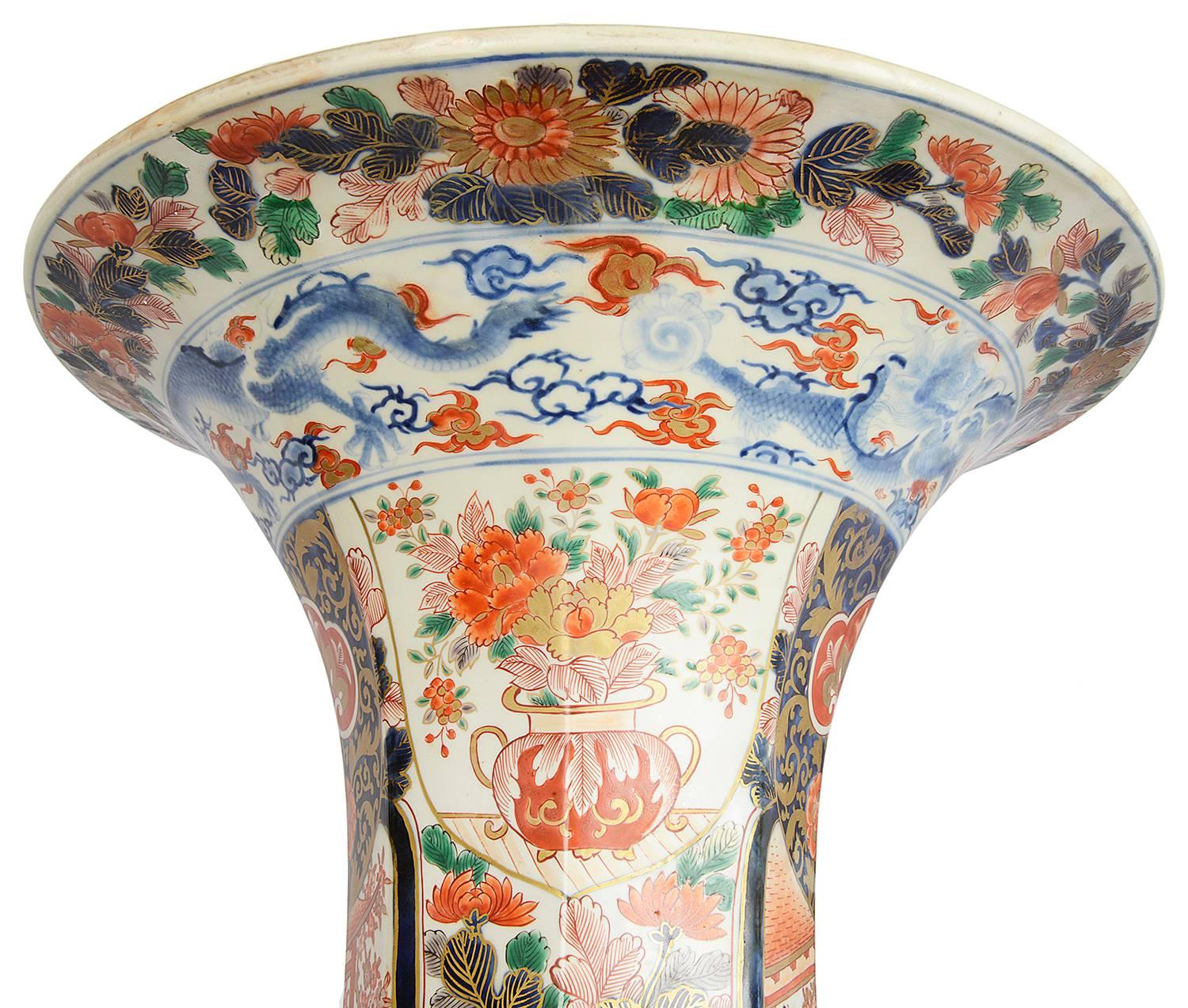 Paire de vases Imari japonais de style du 18ème siècle Bon état - En vente à Brighton, Sussex