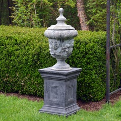 Pareja de Urnas de Plomo Estilo Siglo XVIII